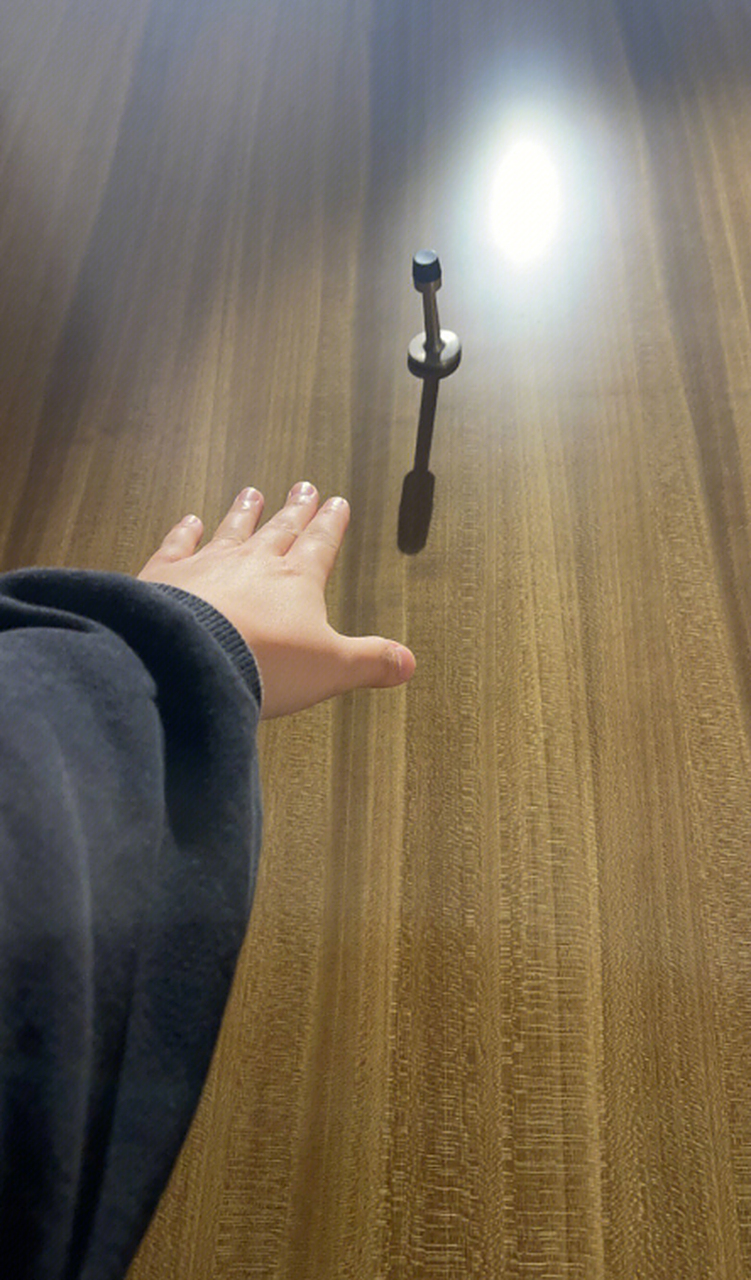 我一米七站着都够不着厕所的挂钩,这厕所是给巨人上的吧