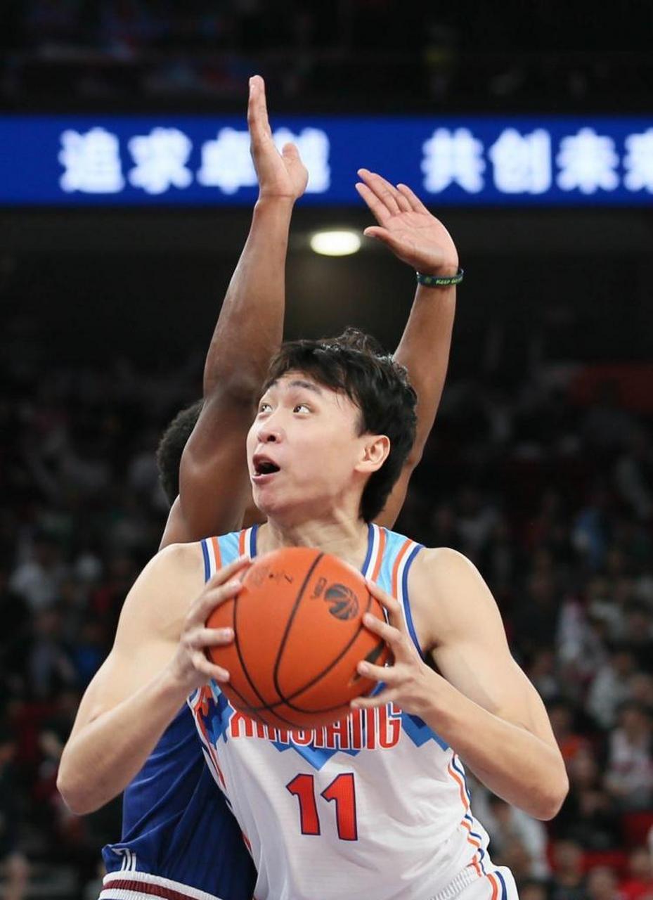 齐麟:新疆队的得分王  北京时间12月6日,在cba常规赛上,新疆队在半场