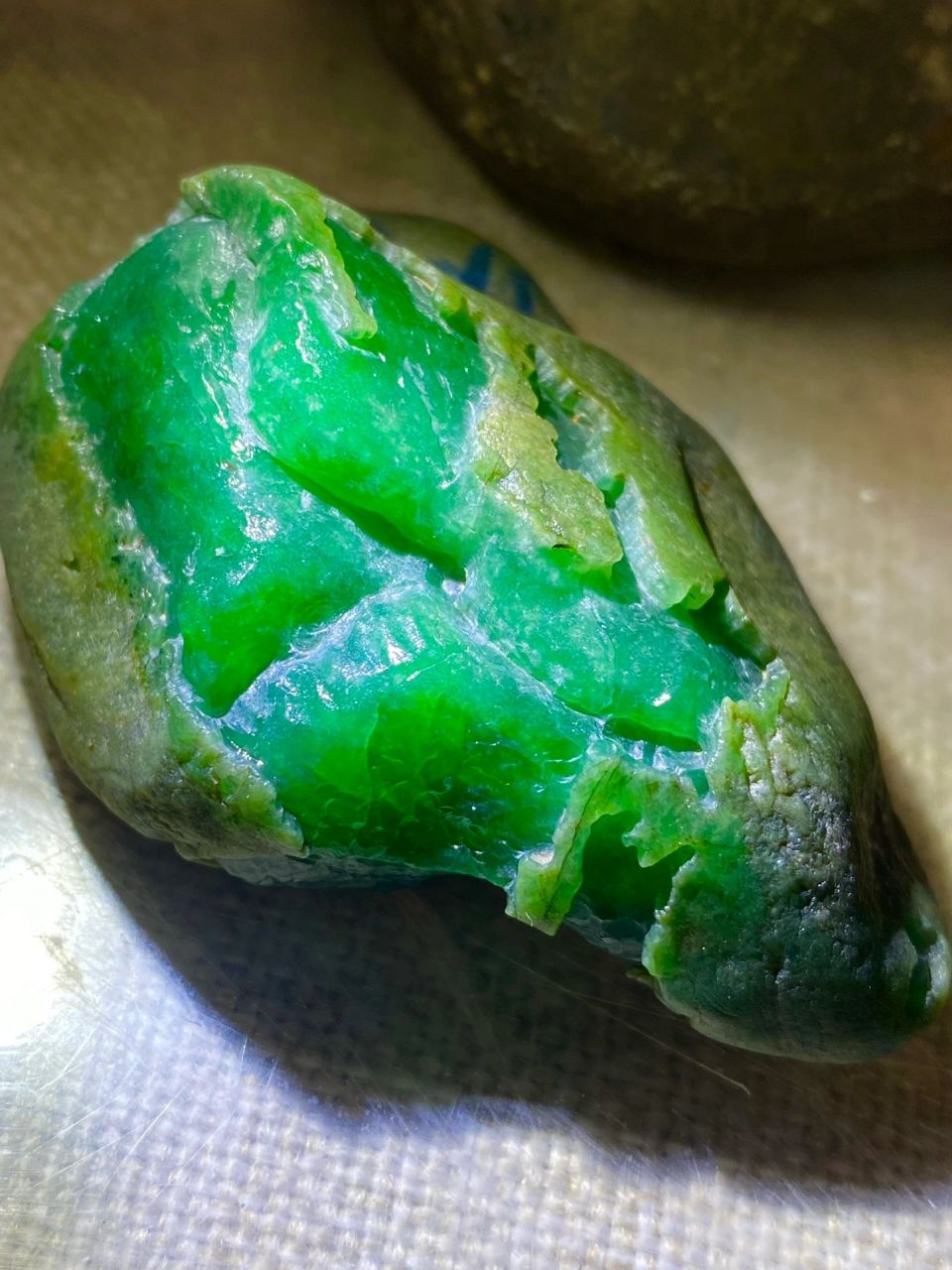 点击头像看直播# #翡翠原石#140克,老后江色料,戒面色,开窗冰阳绿色