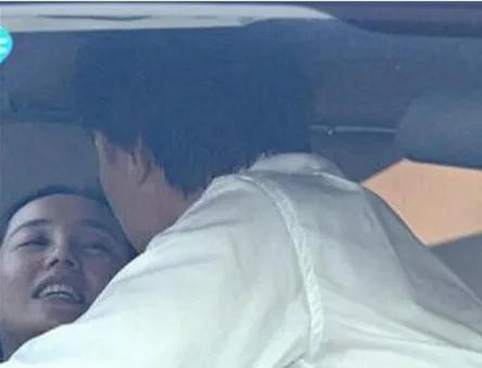 2009年,顾长卫导演被卓伟拍到在巷口"车震",和一个女人上车一个小时才