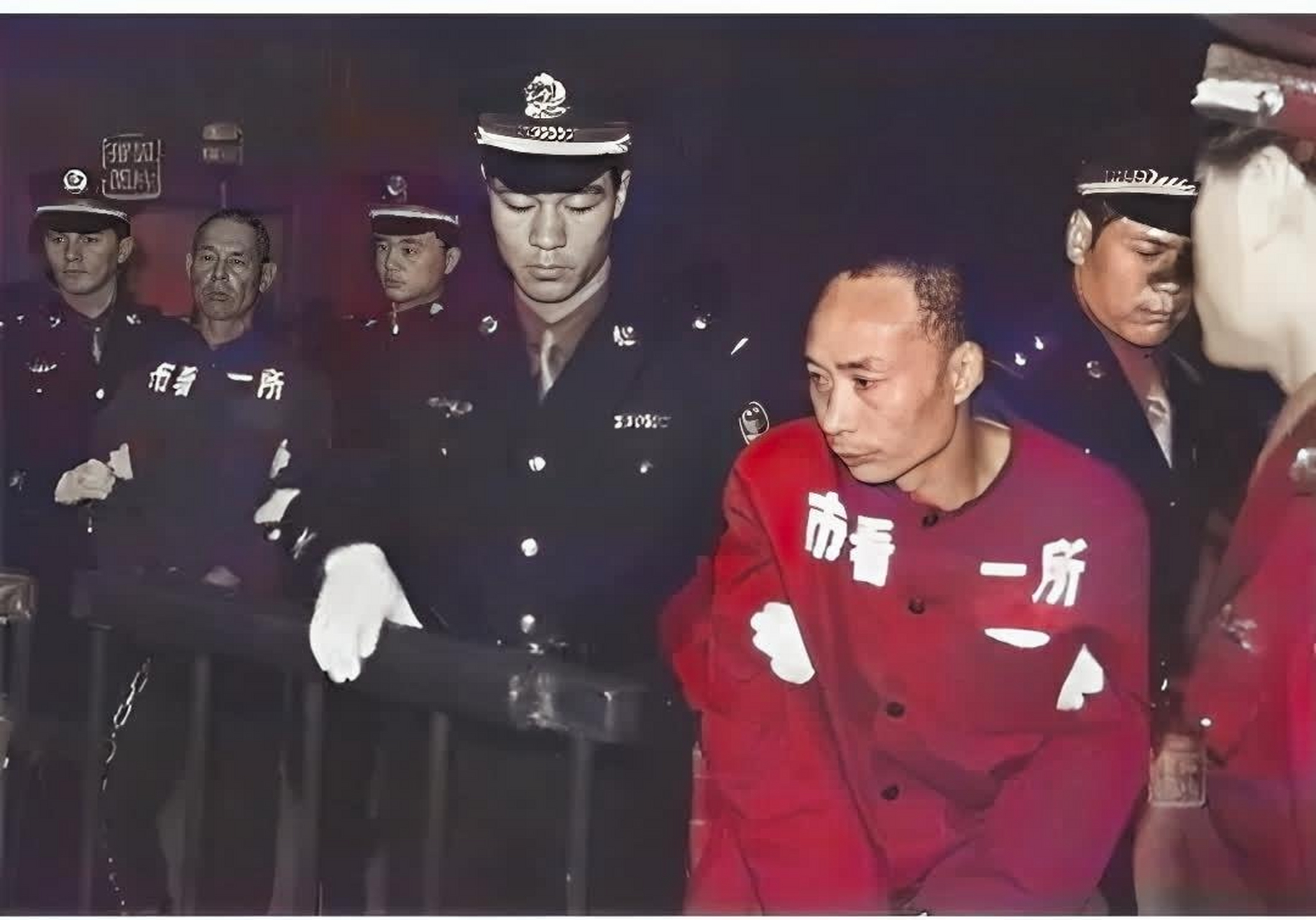 他正被几个法警带离现场,看守,准备被处决.