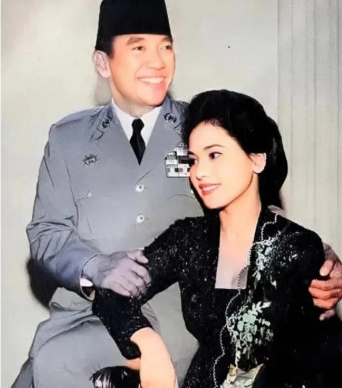 这是印尼总统苏加诺与他的第四任妻子黛薇夫人的合影,黛薇夫人原名