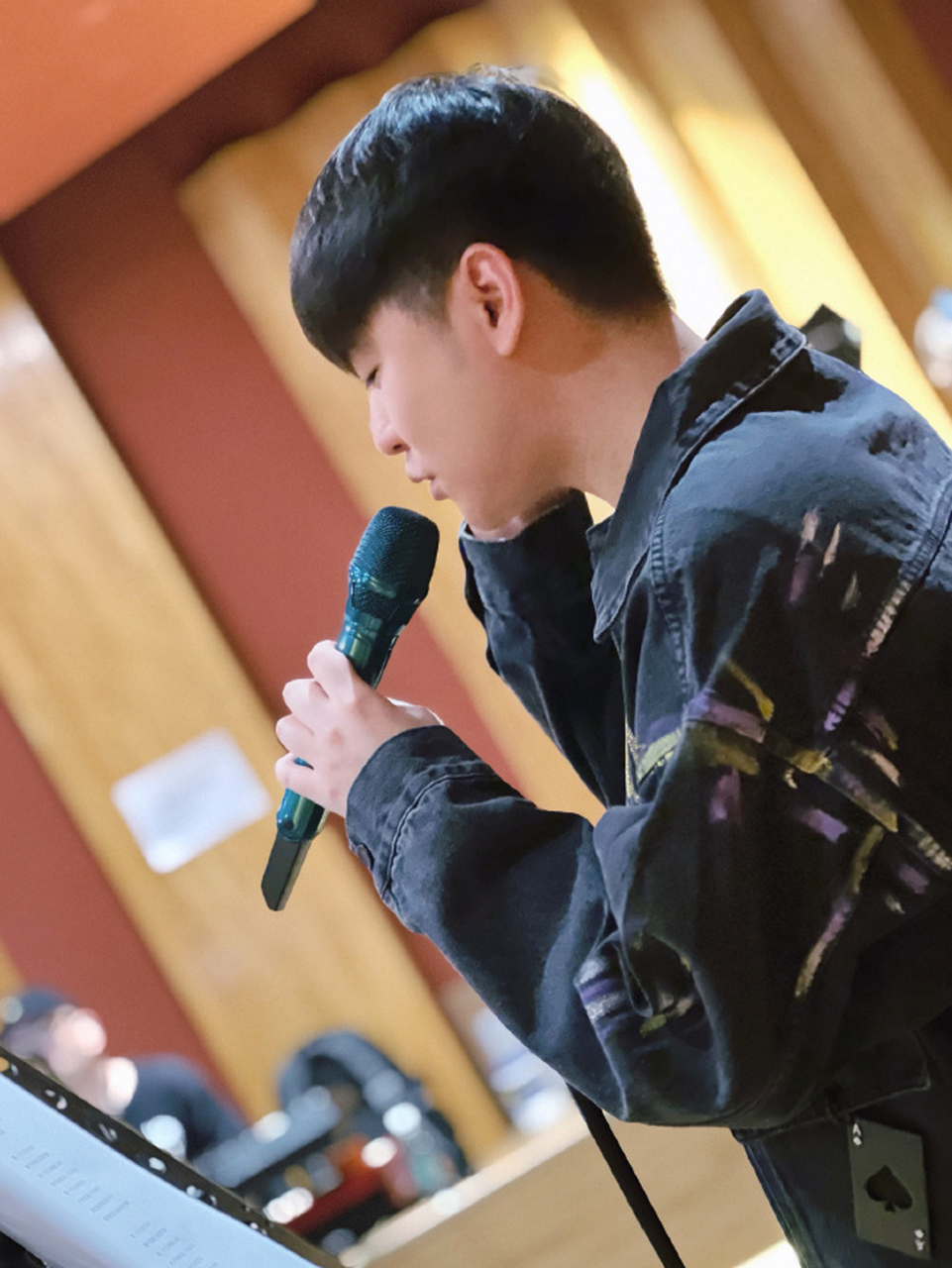 7月27日,德云社张云雷晒出了新话筒的照片,并把两个话筒放在一起,让