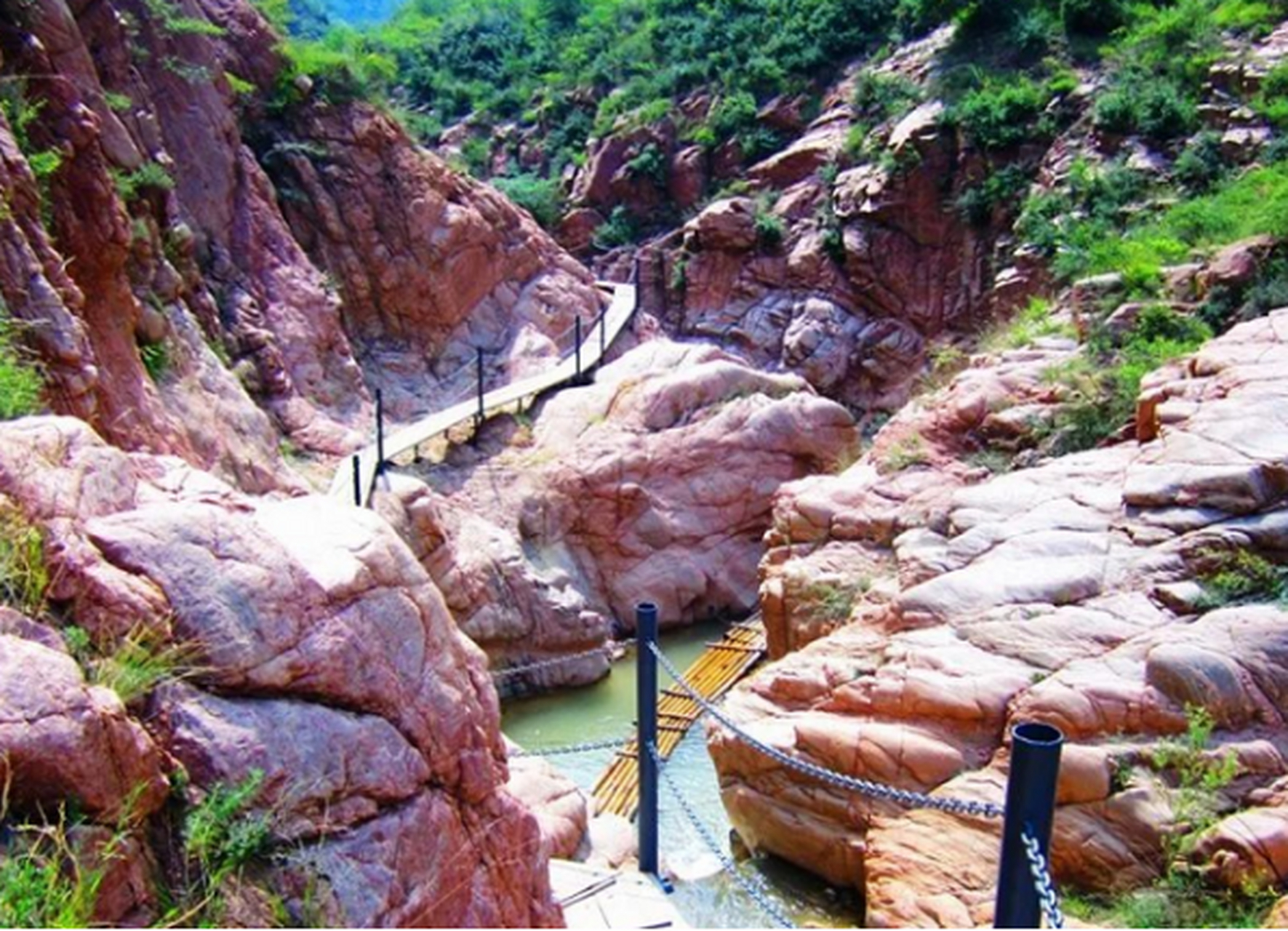 桑干河大峡谷位于张家口宣化区,从北京出发2个多小时就到了,从张家口