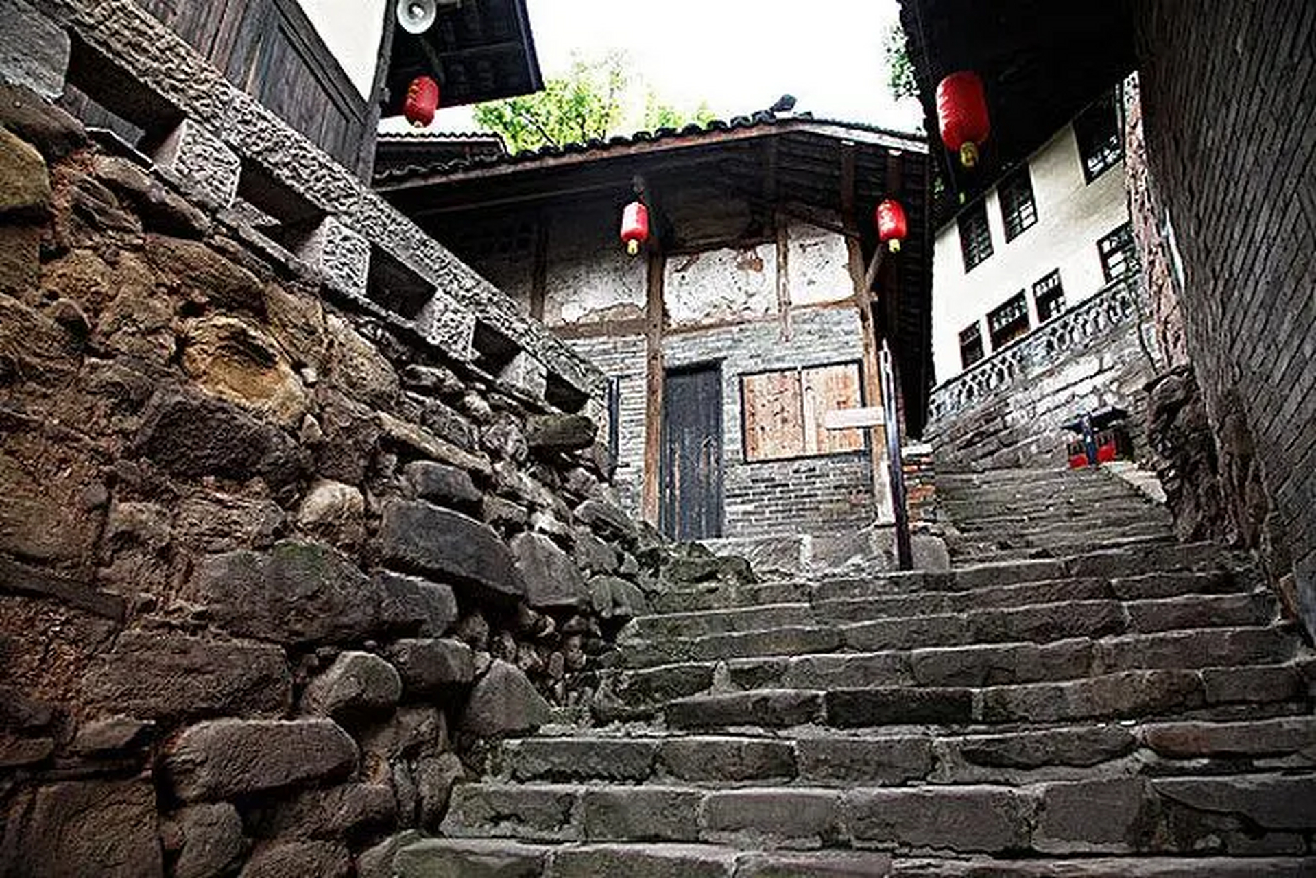 古蔺太平古镇:它是赤水河畔两省交界山坡上的一个小镇,同时也是红军