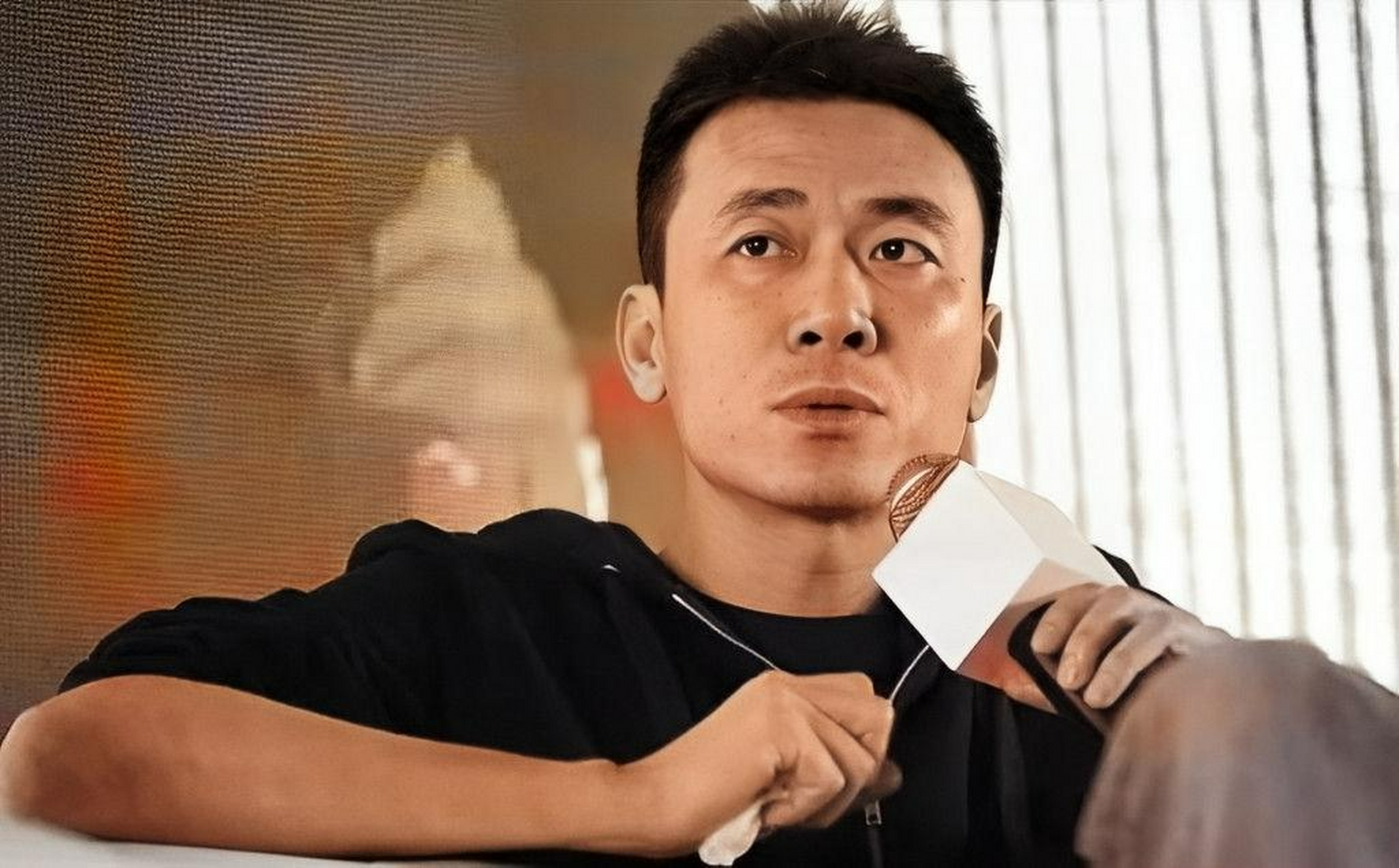 为了省钱,他骗杨蕾骗土豆网破产,并与他离婚以保护她.