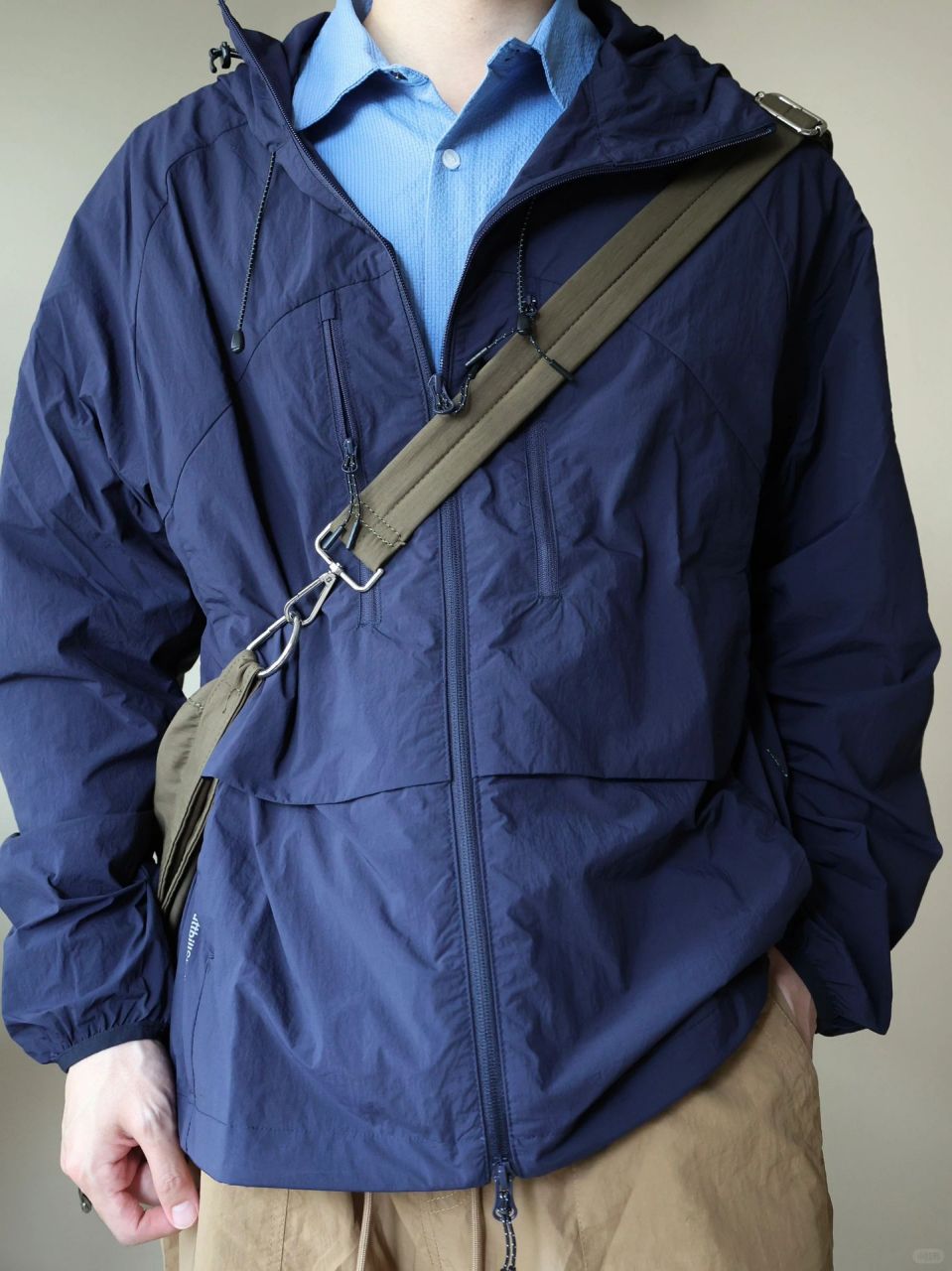谁说防晒服不能穿着好看的 深蓝色防晒服 卡其色降落伞裤  浅蓝衬衫