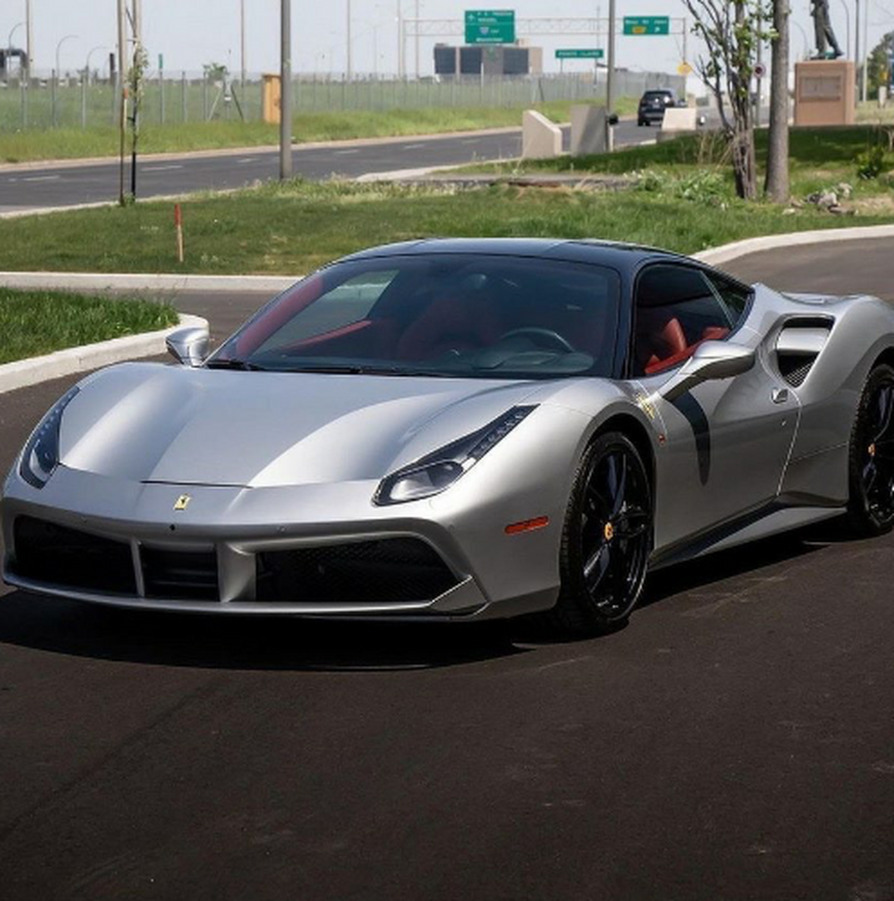 法拉利488 gtb,中置后驱性能跑车  法拉利488 gtb,作为一款中置后驱