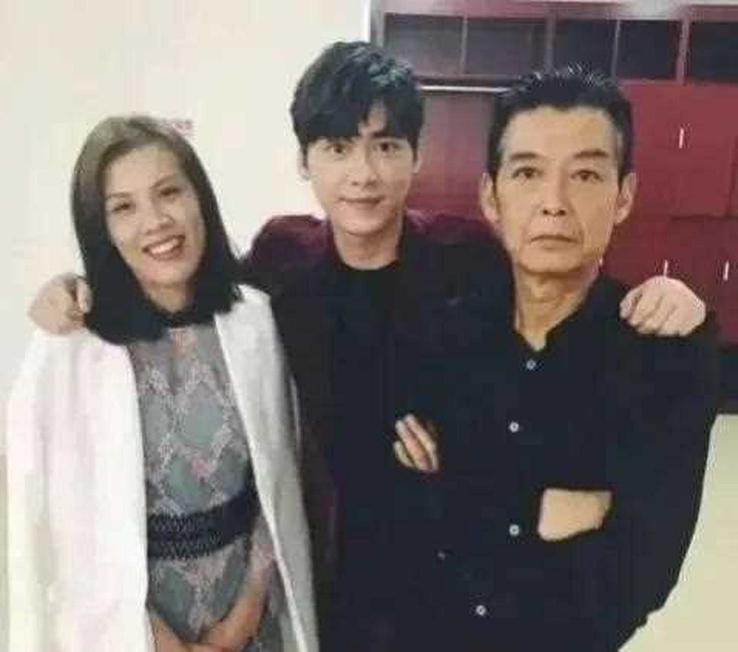 李易峰的全家福,李易峰曾晒出和爸妈一起拍摄的全家福, 爸爸往那一站