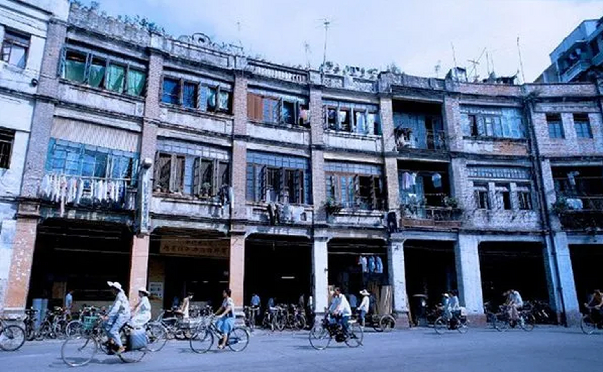 1987年,广州,泰康路的骑楼和骑自行车的路人.