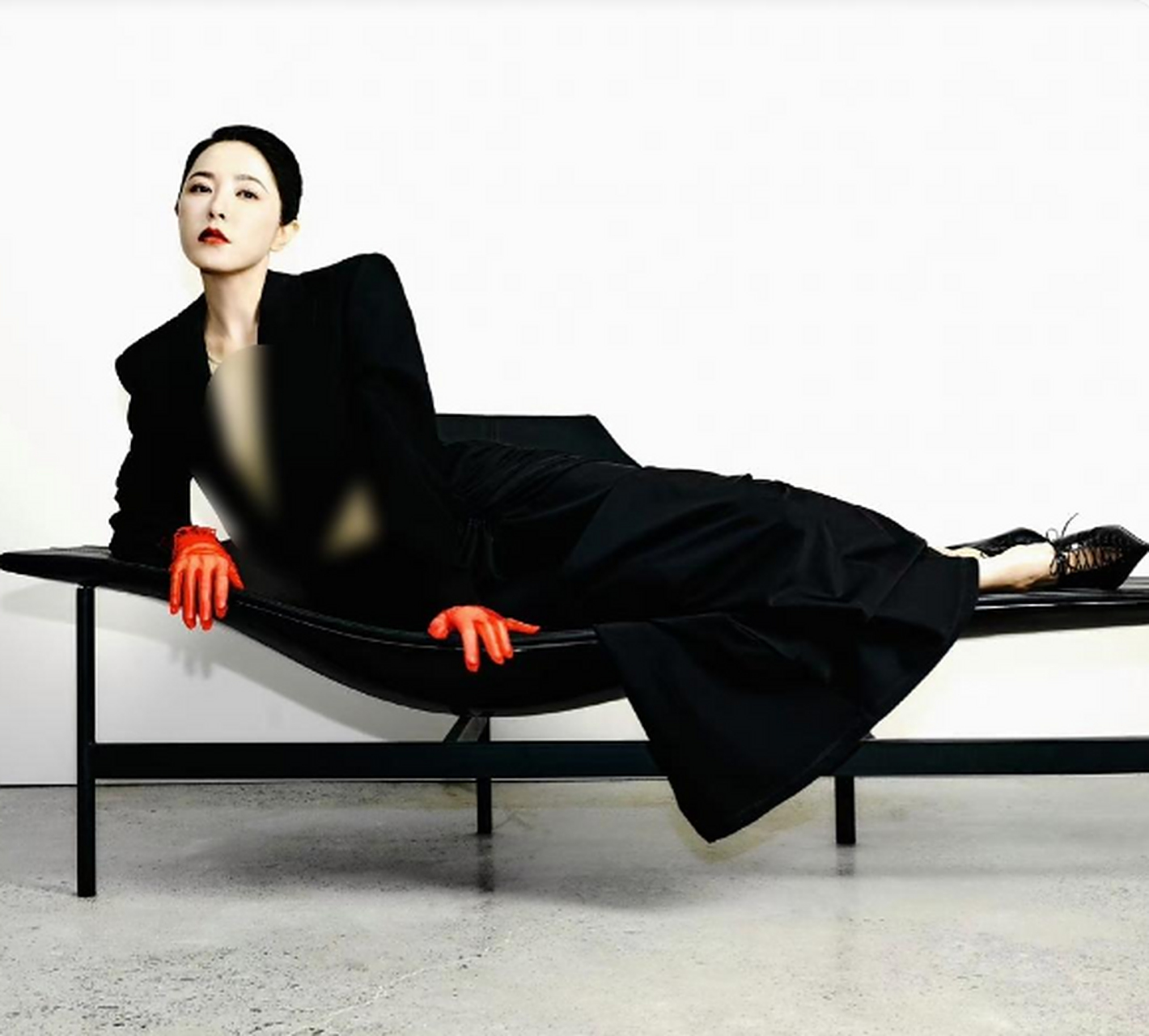 曾黎的杂志大片,干练优雅,时尚与霸气并存.