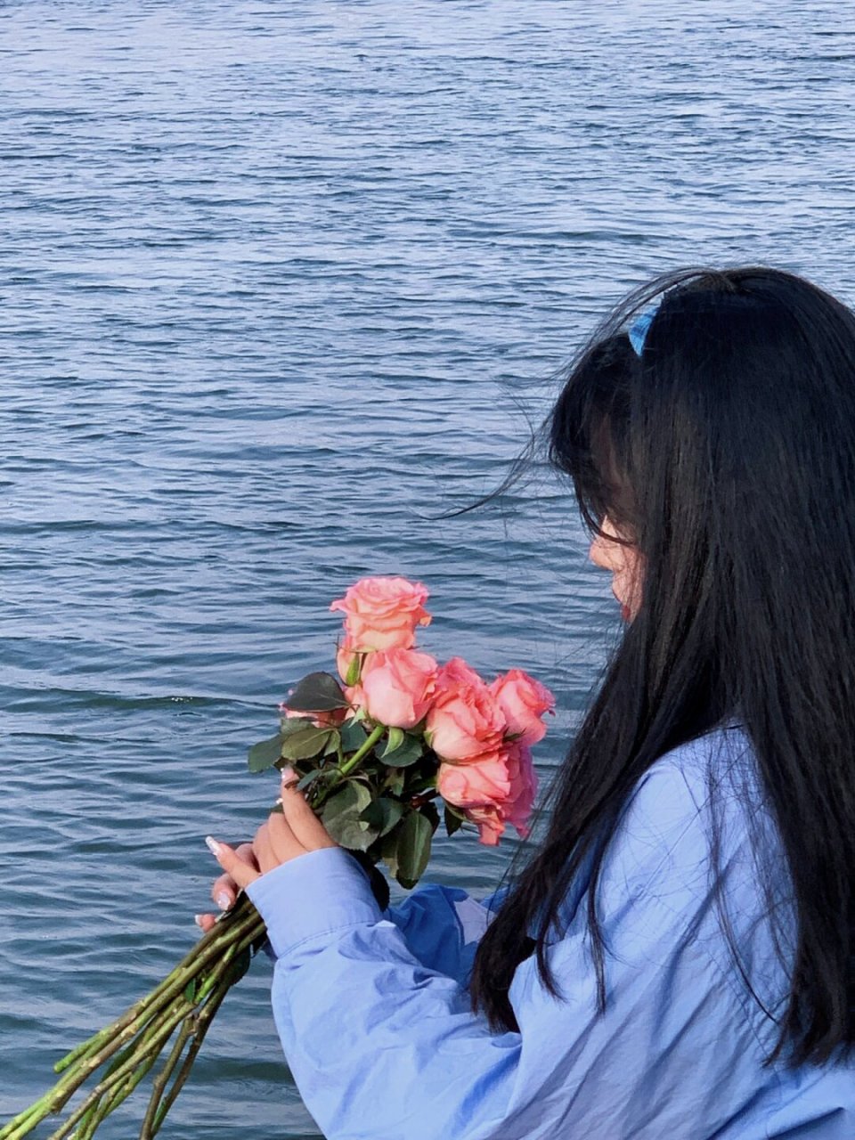 手捧鲜花的女人图片