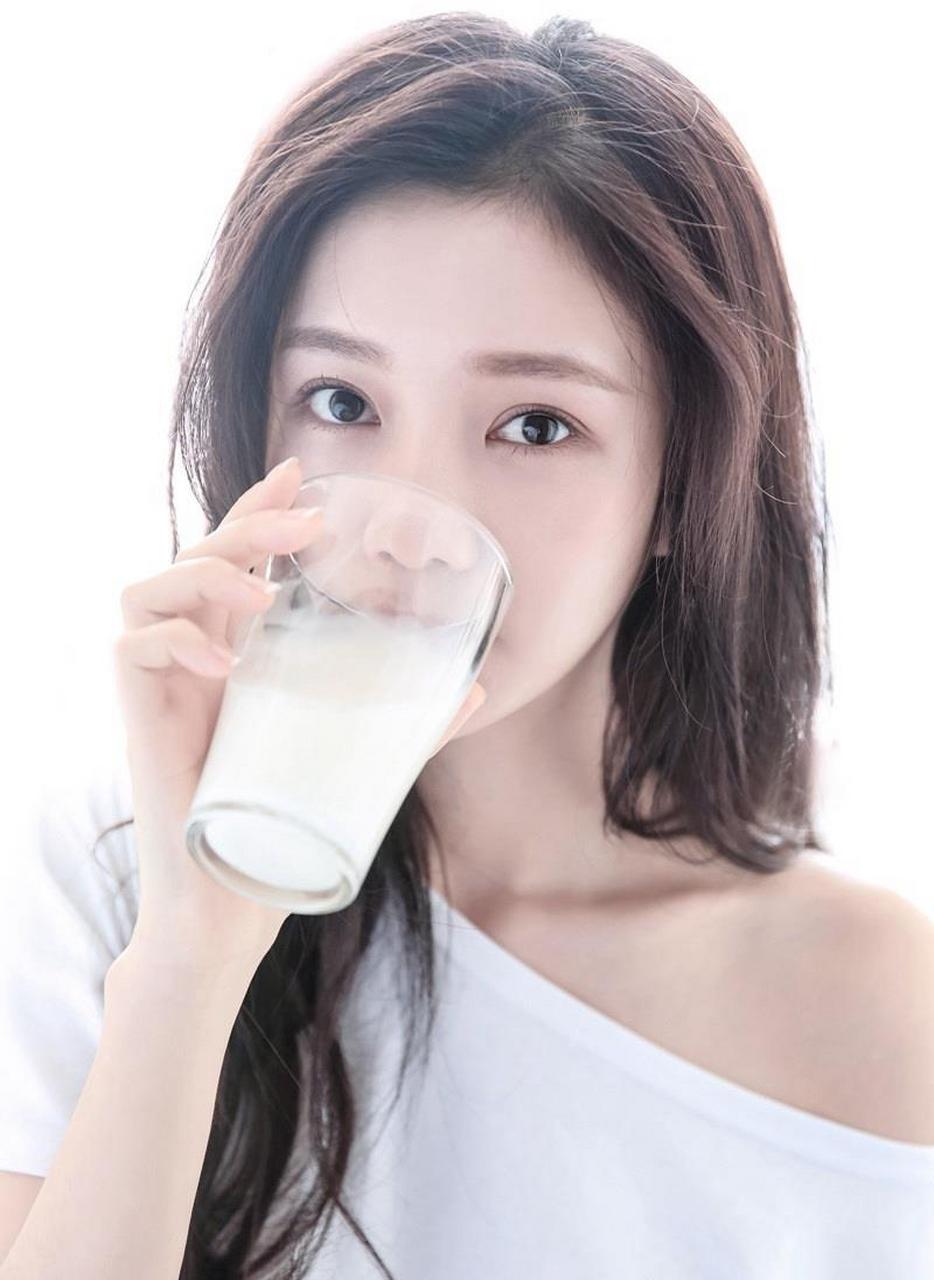 94年四川成都女演员陈娅安,"最美举牌女生" 94年四川成都女演员陈娅安