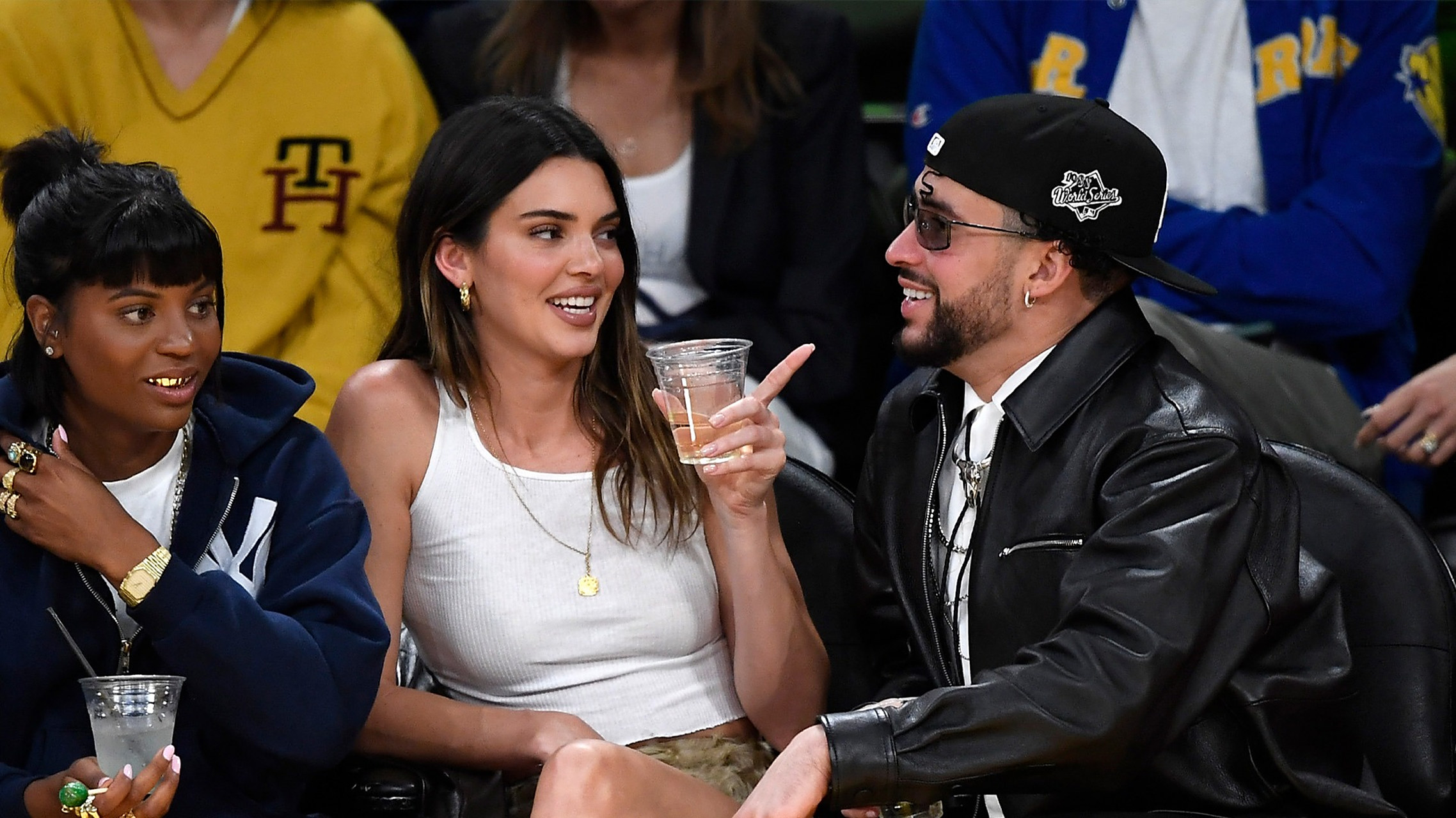 场边大秀恩爱,布克生气 在湖人与勇士系列赛中,肯达尔-詹娜带着新任