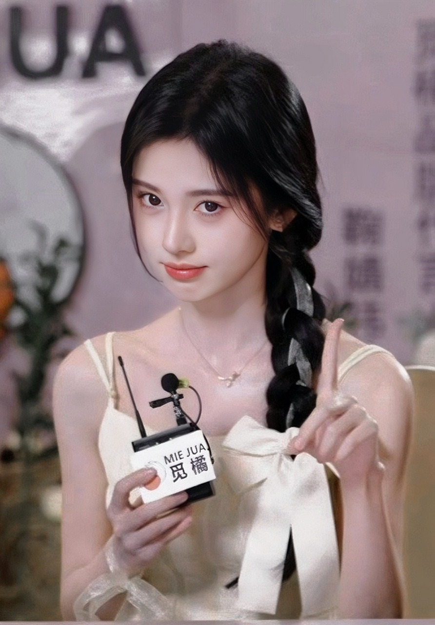 鞠婧祎直播状态,鞠姐的颜值一直在线,表情管理的也好,灵动的眼神让人