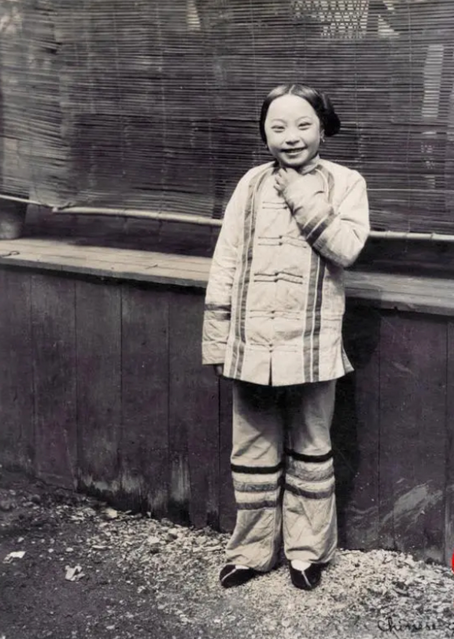 让人感动欣慰的是,她没有"三寸金莲",没有被缠足摧残,身体看上去比较