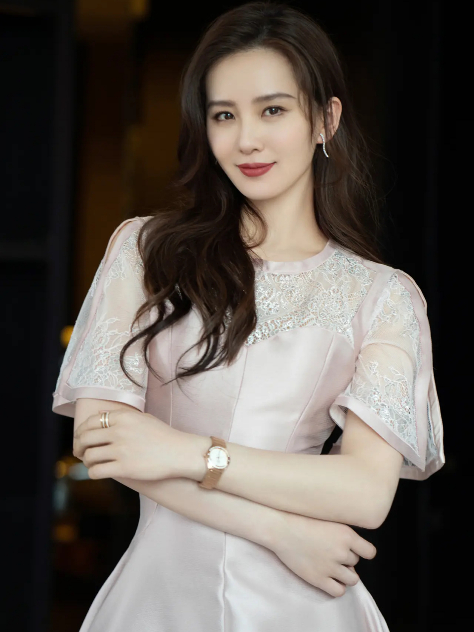 刘诗诗穿粉色蕾丝连衣裙 身材曲线总是不让人失望.