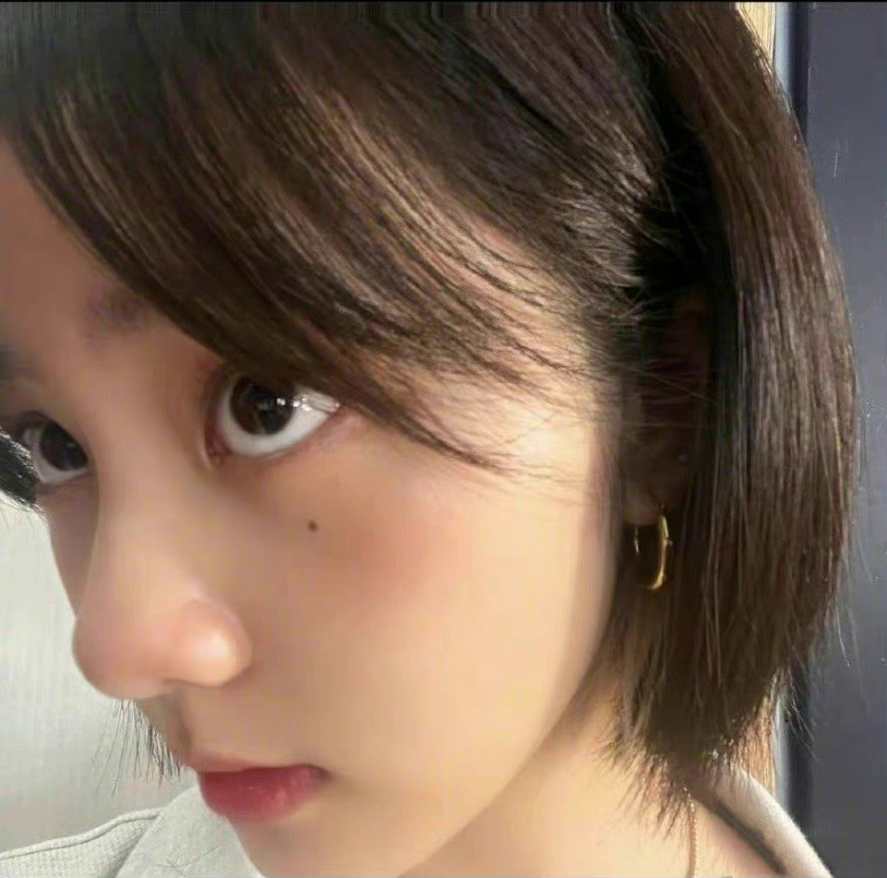 黄忆慈在ins晒出生活照,一头短发搭配红唇,对镜头比耶甜美十足,多多