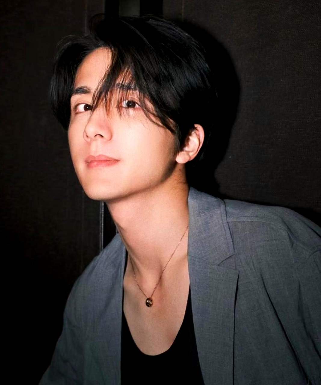 张新成晒出的生活照非常文艺,他身材苗条,外形上镜.