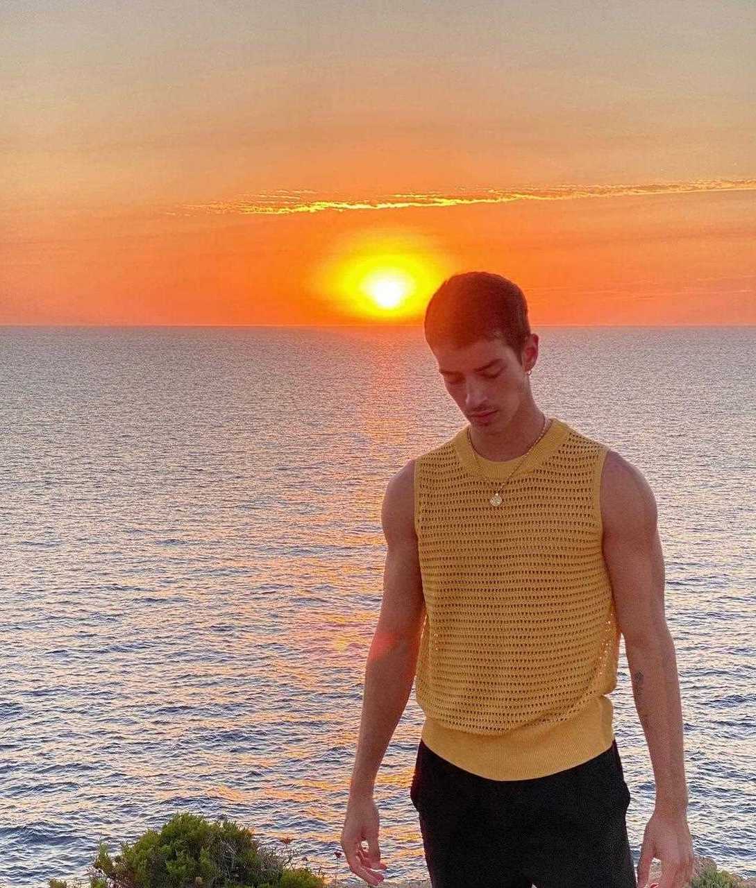 来自西班牙现年23岁的manu rios,自加入大热西班牙剧集《名校风暴》第