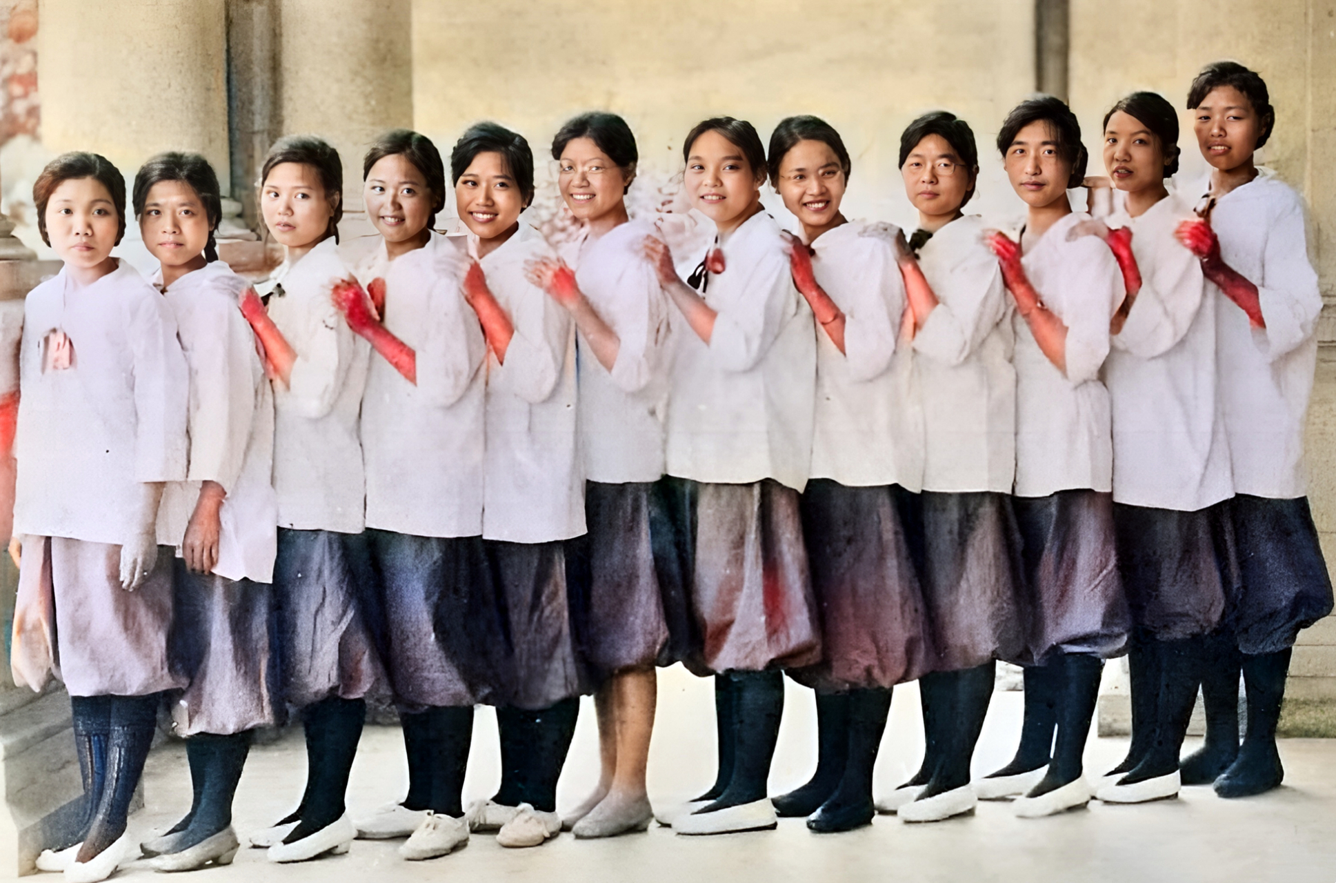 1921年,民国初年,福建一所学校的学生按高矮个头站在一起拍照