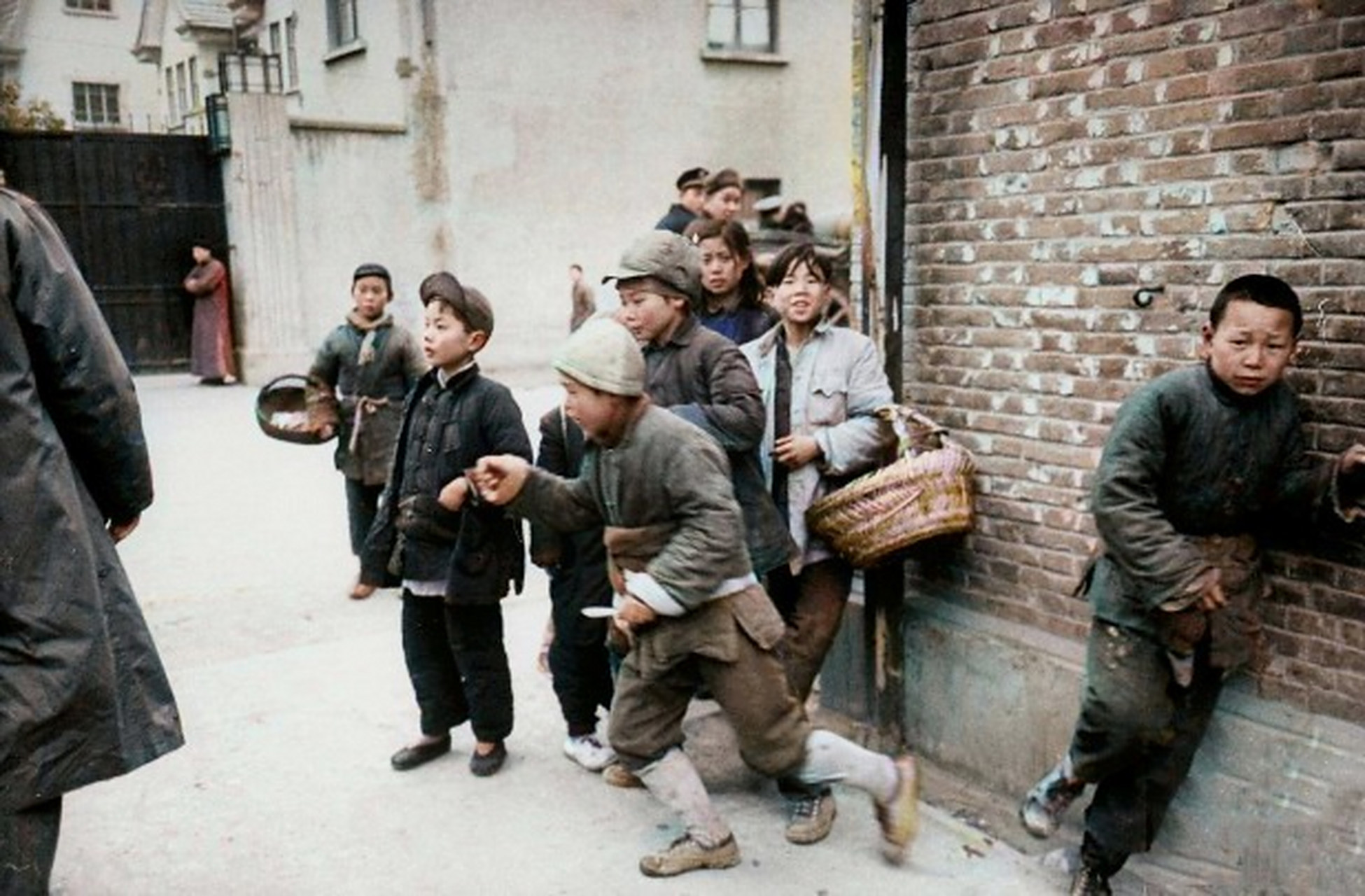 历史老照片#  从衣着来看,这些孩子们都属于底层贫苦人家的孩子,有几