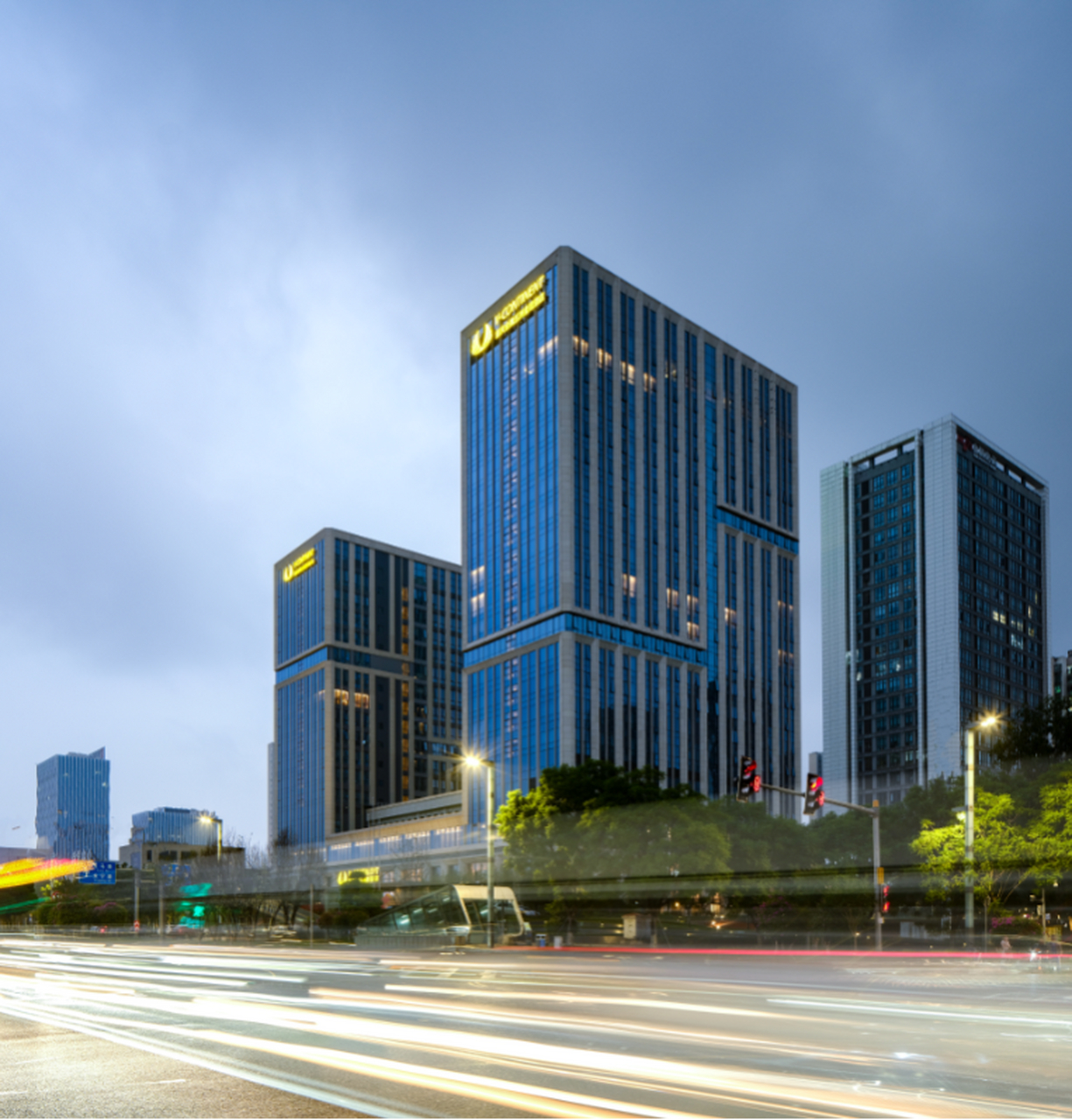 重庆金隅五洲皇冠酒店位于南岸区茶园,建筑面积约为6万平方米,拥有