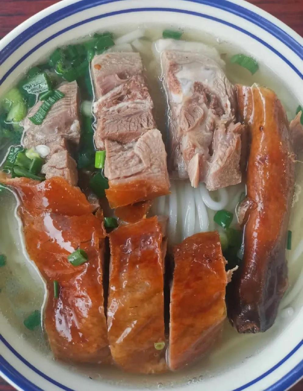 图一,深圳公明打工人的午餐烧鹅濑粉 图二,东莞长安打工人的午餐烧鹅