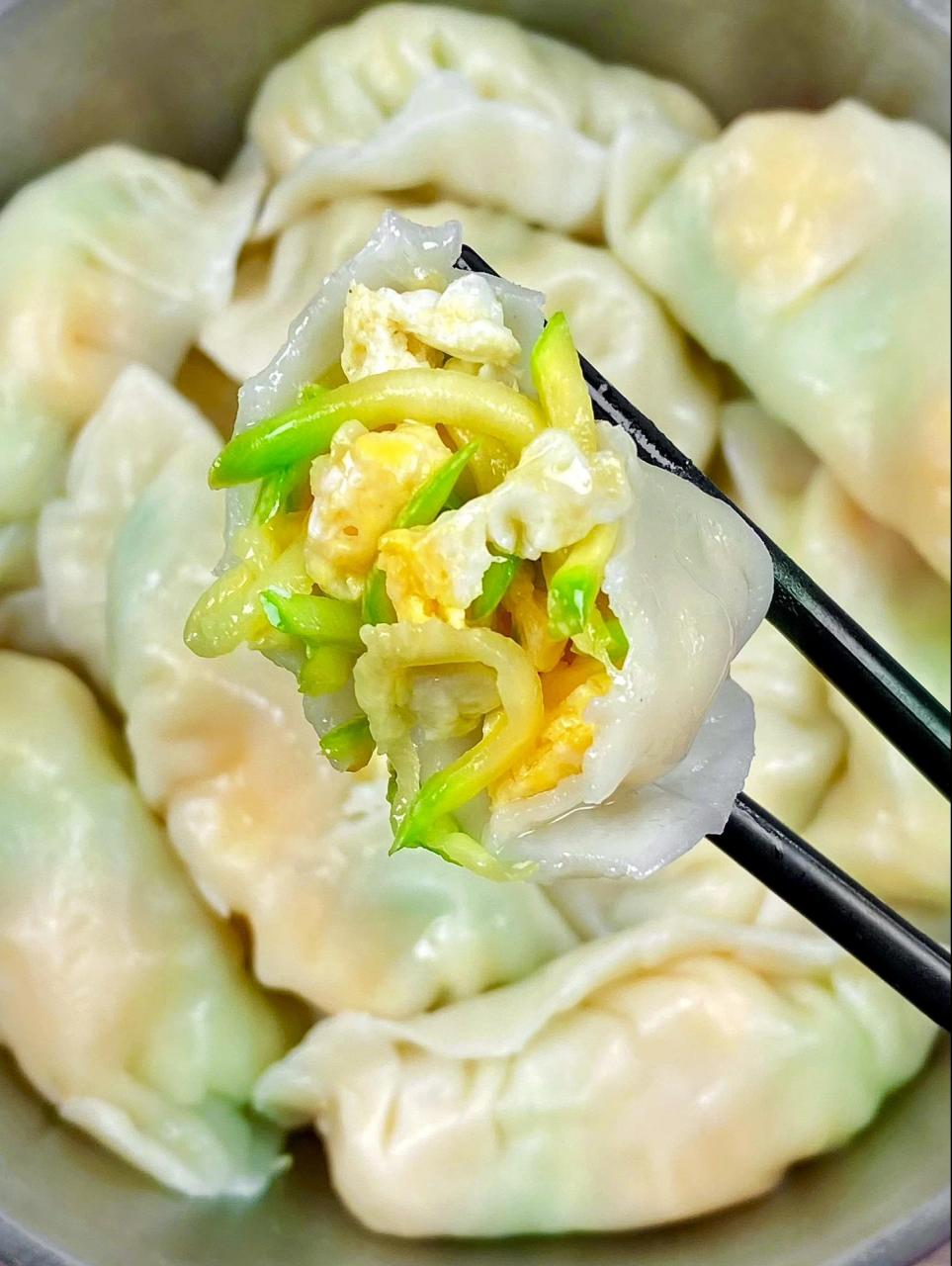 推荐大家去试试这个西葫芦鸡蛋饺子,我每次做都不够吃的!