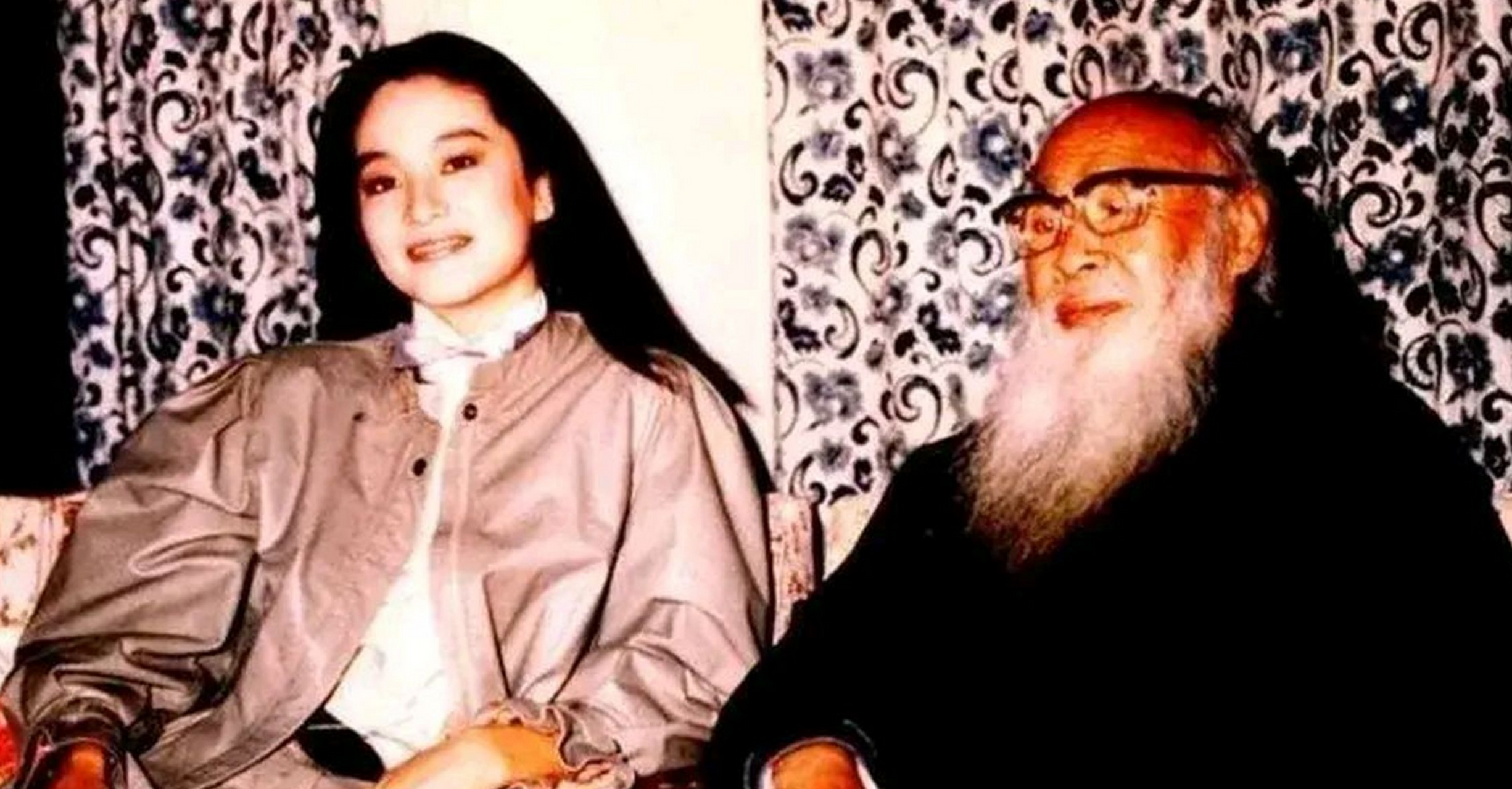 1983年,张大千与林青霞合影的照片,成为了一张珍贵的文化遗产.