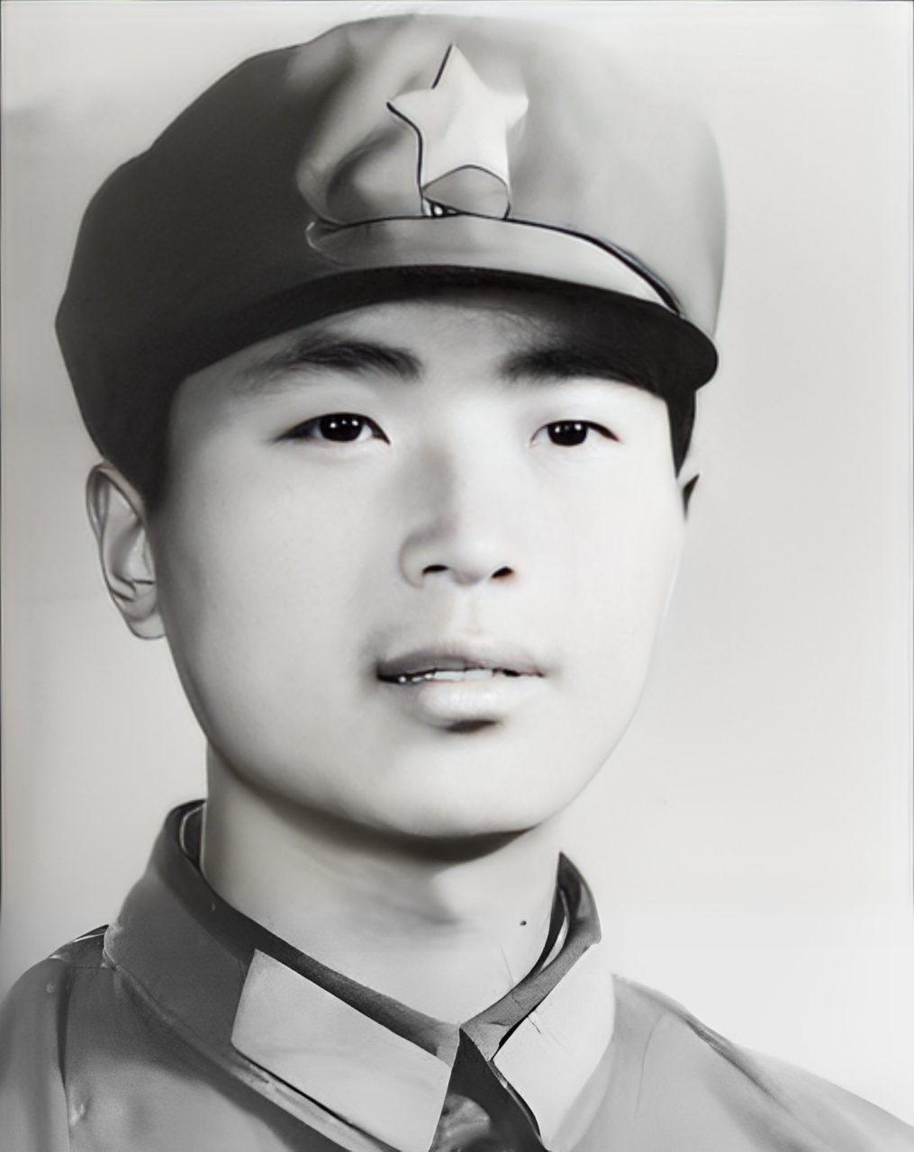 1985年,17岁的顾克路在拖着战场上腿部受伤,为轰炸城堡英勇牺牲!他入