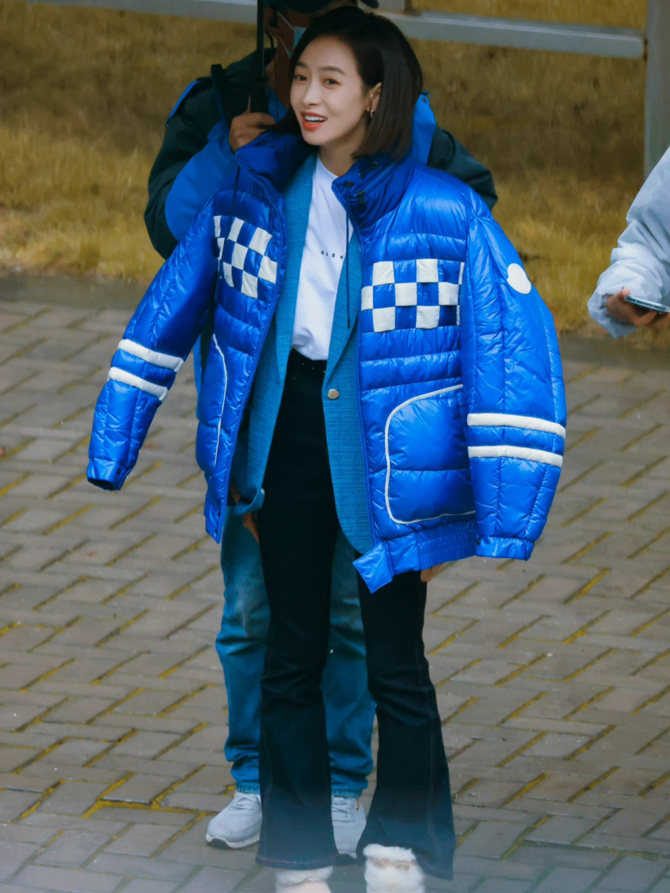 宋茜私服穿搭|蓝色羽绒服很亮眼好看