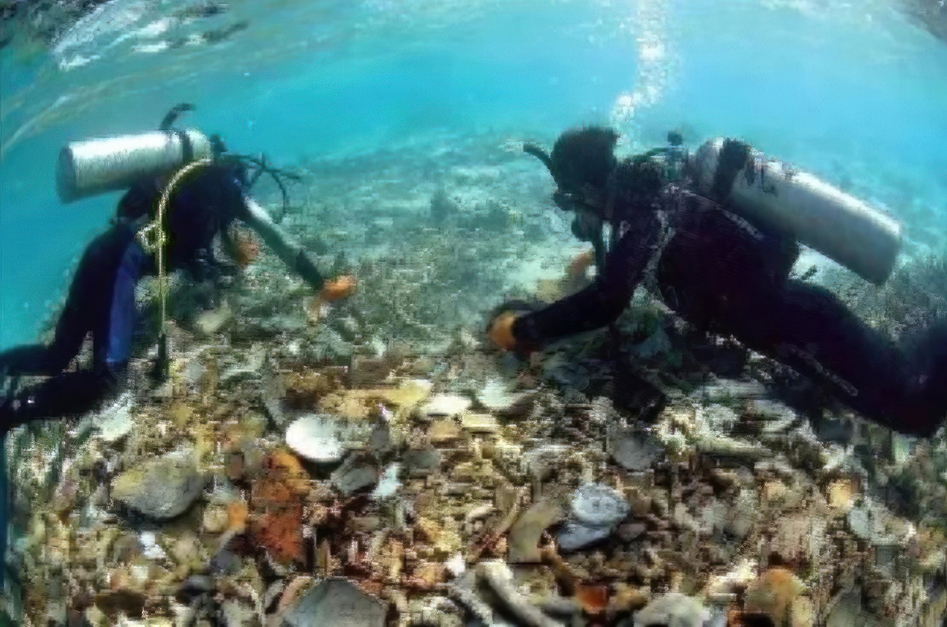 我国历经十多年的艰苦努力,成功地从东海打捞出了日本沉船"阿波丸号"