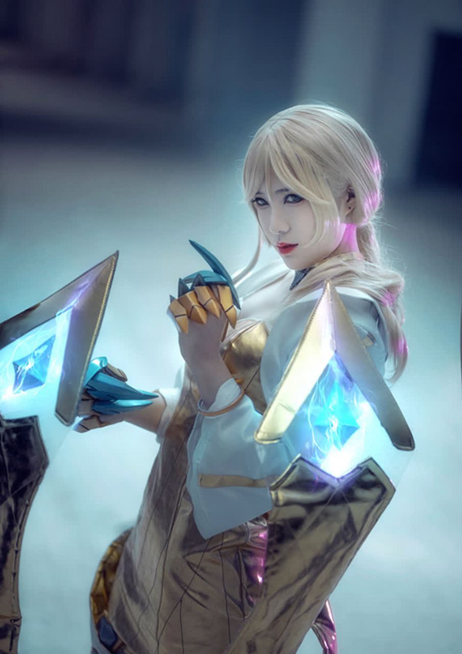 二元#《英雄联盟》女团kda的伊芙琳cos终极造型,金发暗夜天使,眼神