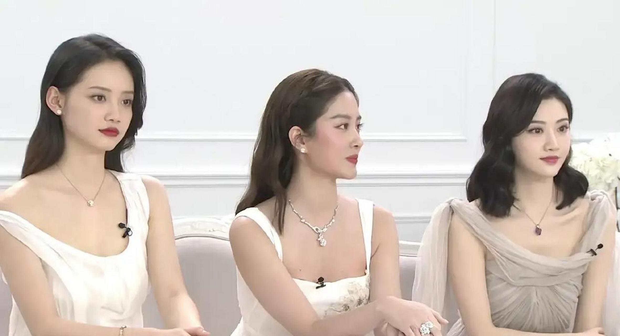 大甜甜和刘亦菲干妈 景甜皮肤雪白,不愧是人间富贵花 杨采钰也很美