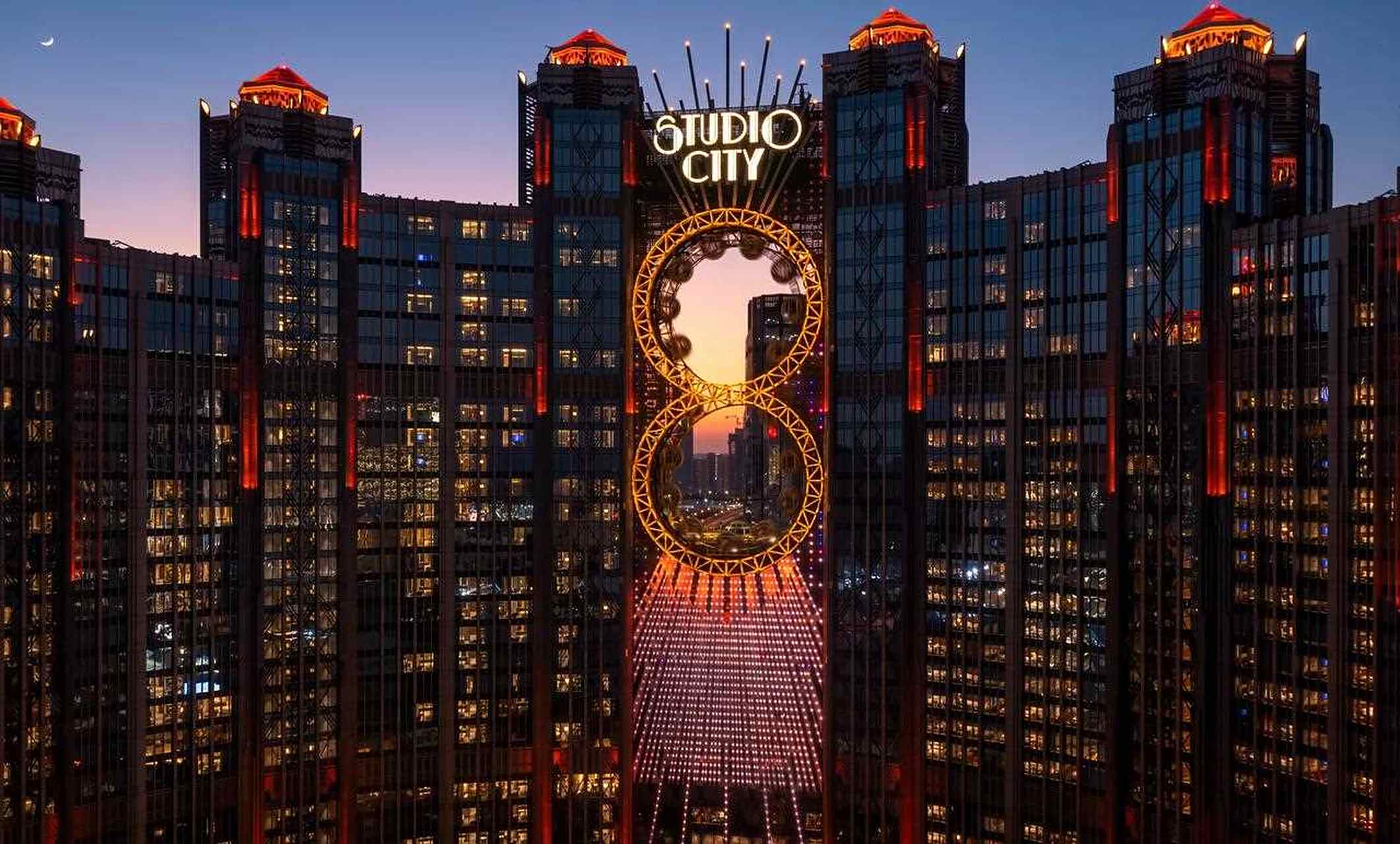 澳门的studio city有着豪华的全景对称设计,成为了当地的地标建筑.