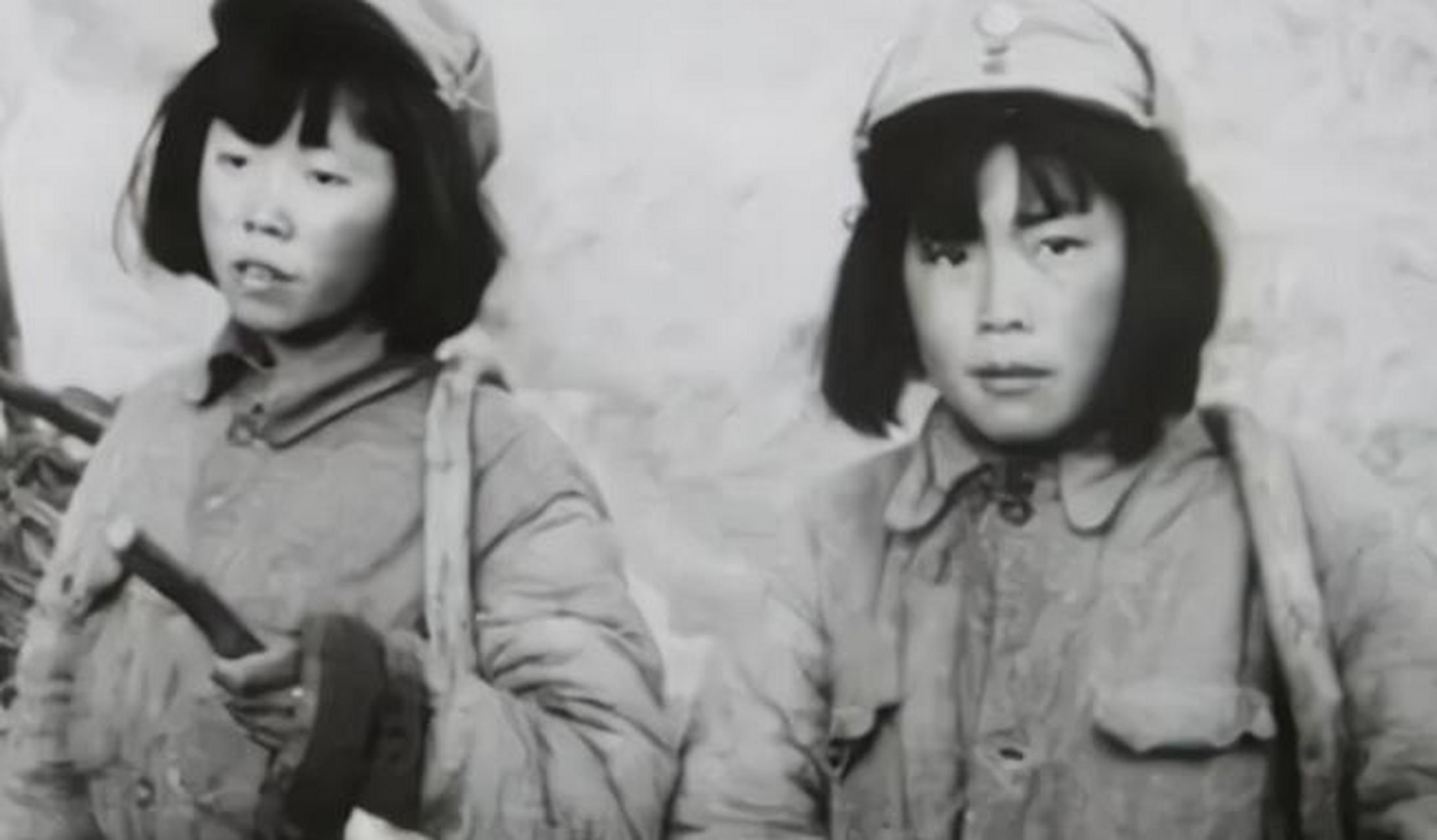 1938年,两位女八路军成员被日军包围,她们只得躺在地上伪装成死尸.