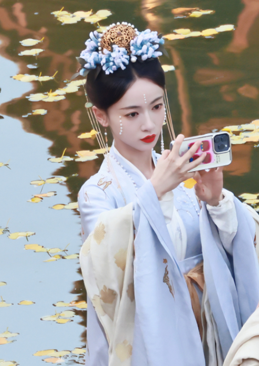 吴谨言墨雨云间饭拍路透,这个珍珠贴面妆很赞,精致呢 #吴谨言电视剧