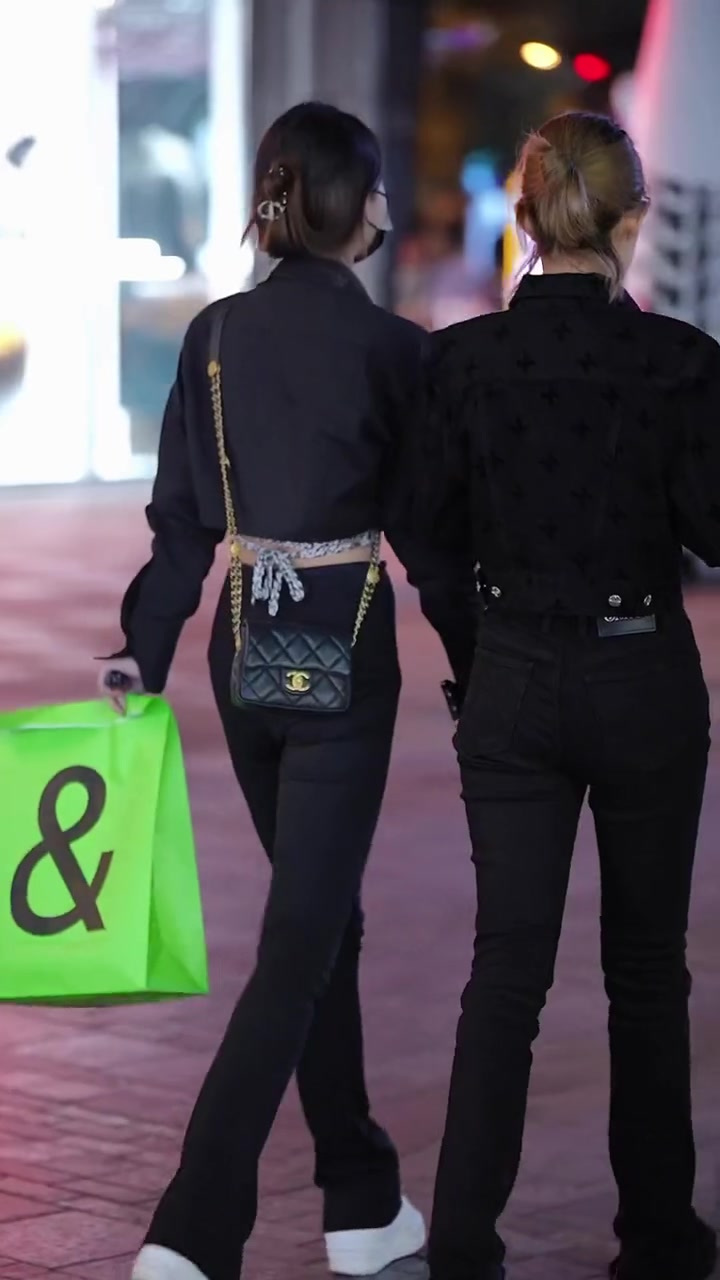 三里屯黑色口罩小姐姐穿搭