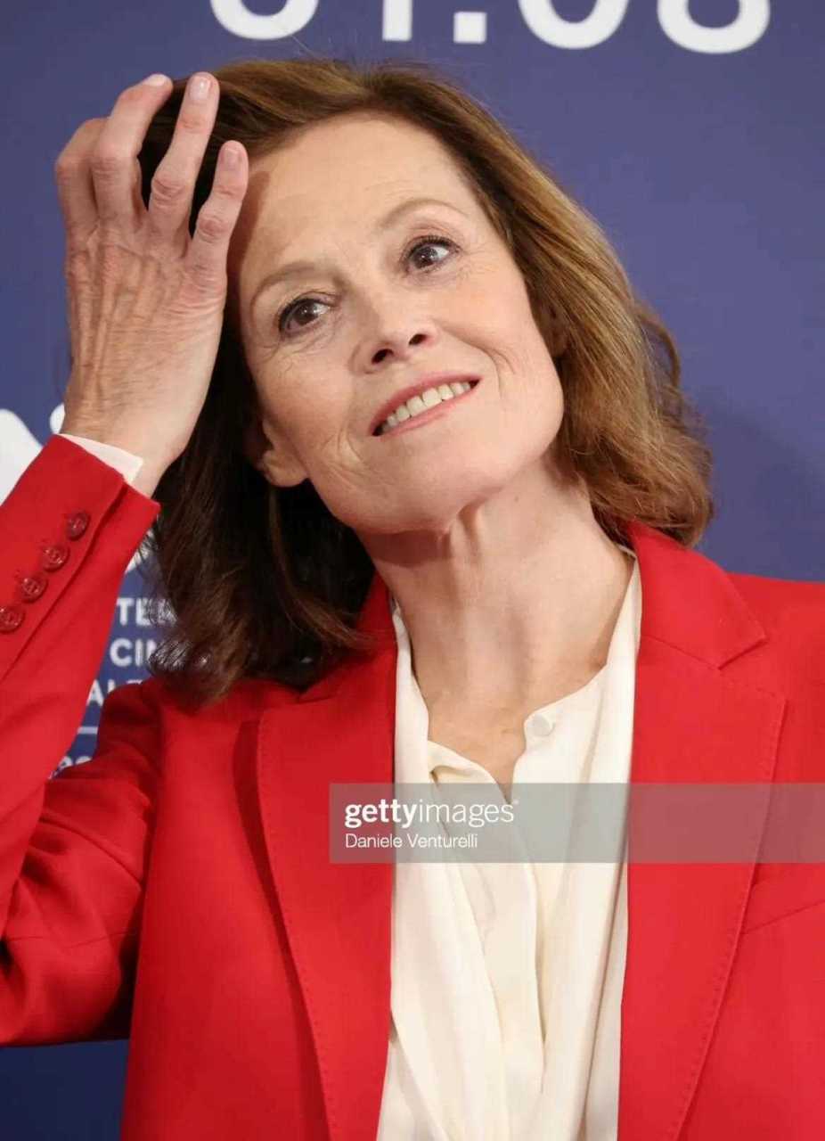 美国演员 sigourney weaver现身威尼斯电影节,今年72岁了,3套造型都