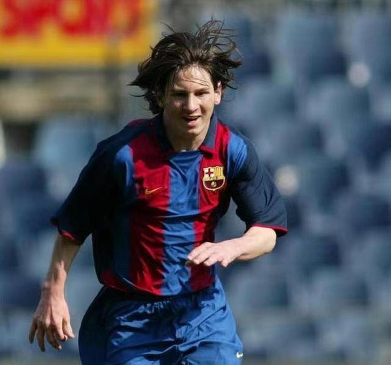 还记得梅西第一次踢球进球还是2006年的德国世界杯,这一下子把人拉