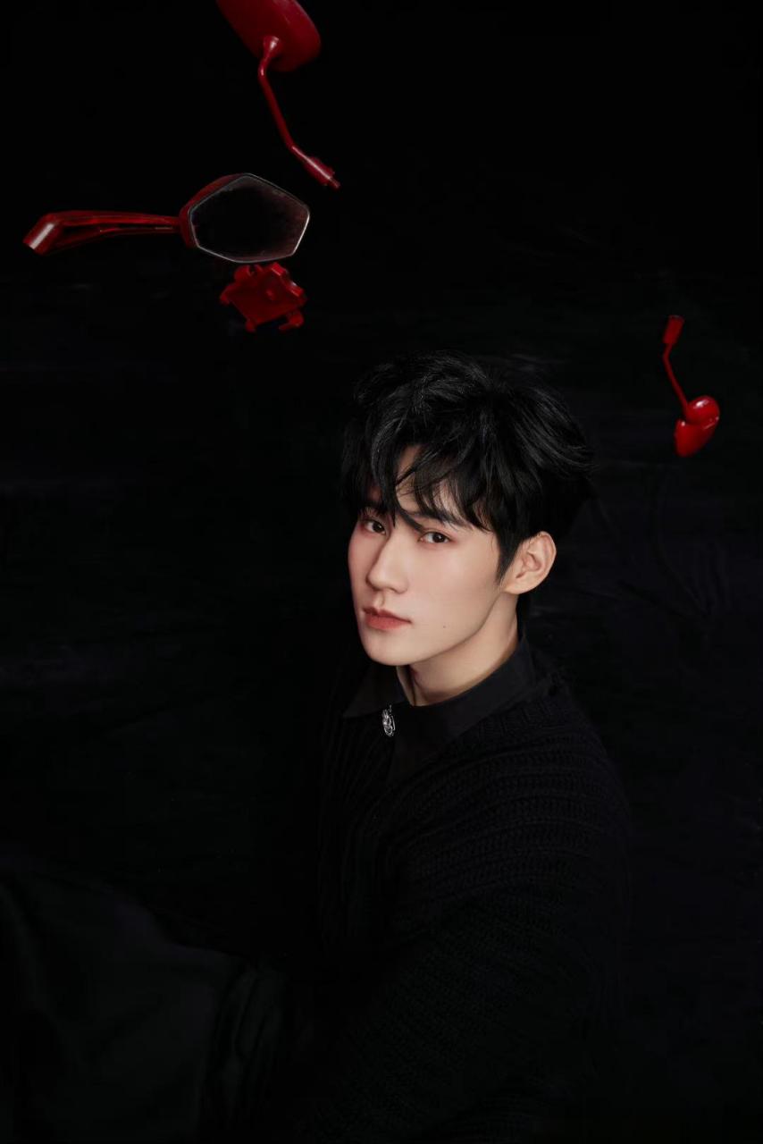 张真源黑色质感大片张真源黑色写真大片质感满满,张哥侧颜棱角分明好