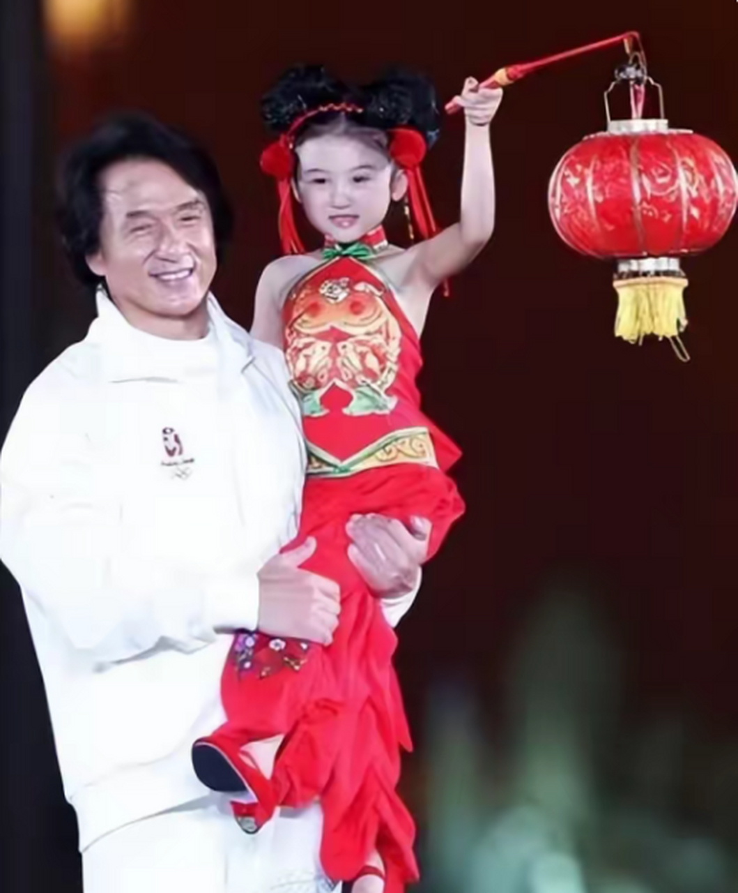 她6岁被成龙抱着上春晚,却因长相被骂退圈出国,如今她长什么样 提起