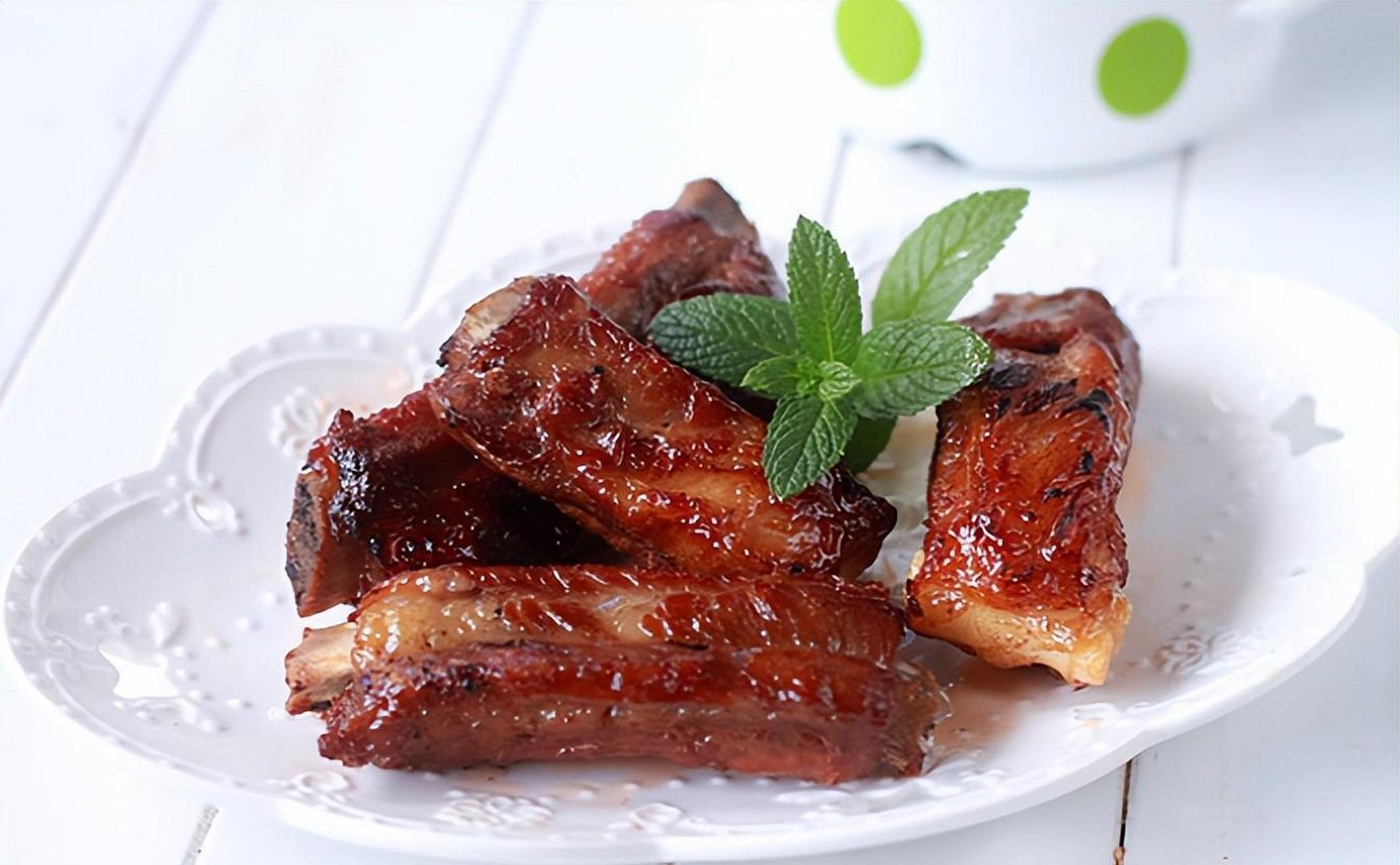 蜜汁烤肋排 材料: 肋排300克,排骨酱35ml,生抽10ml,料酒10ml,盐3克