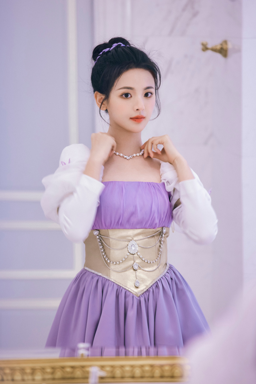 杨超越《漂亮的战斗》饭拍路透,紫色公主裙造型造型,迪士尼在逃公主吧