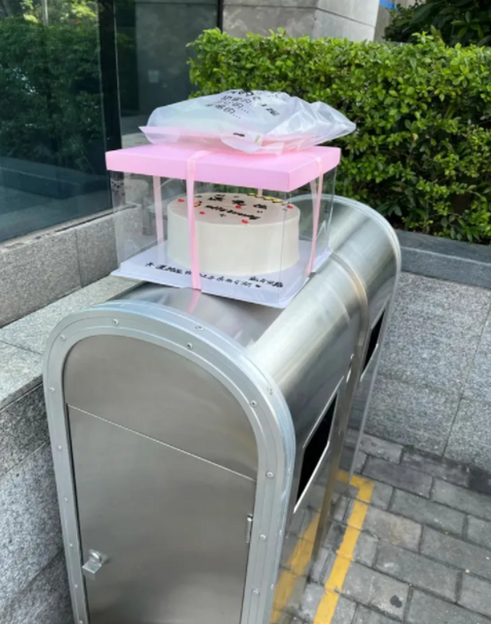 被丢到垃圾桶上的生日蛋糕