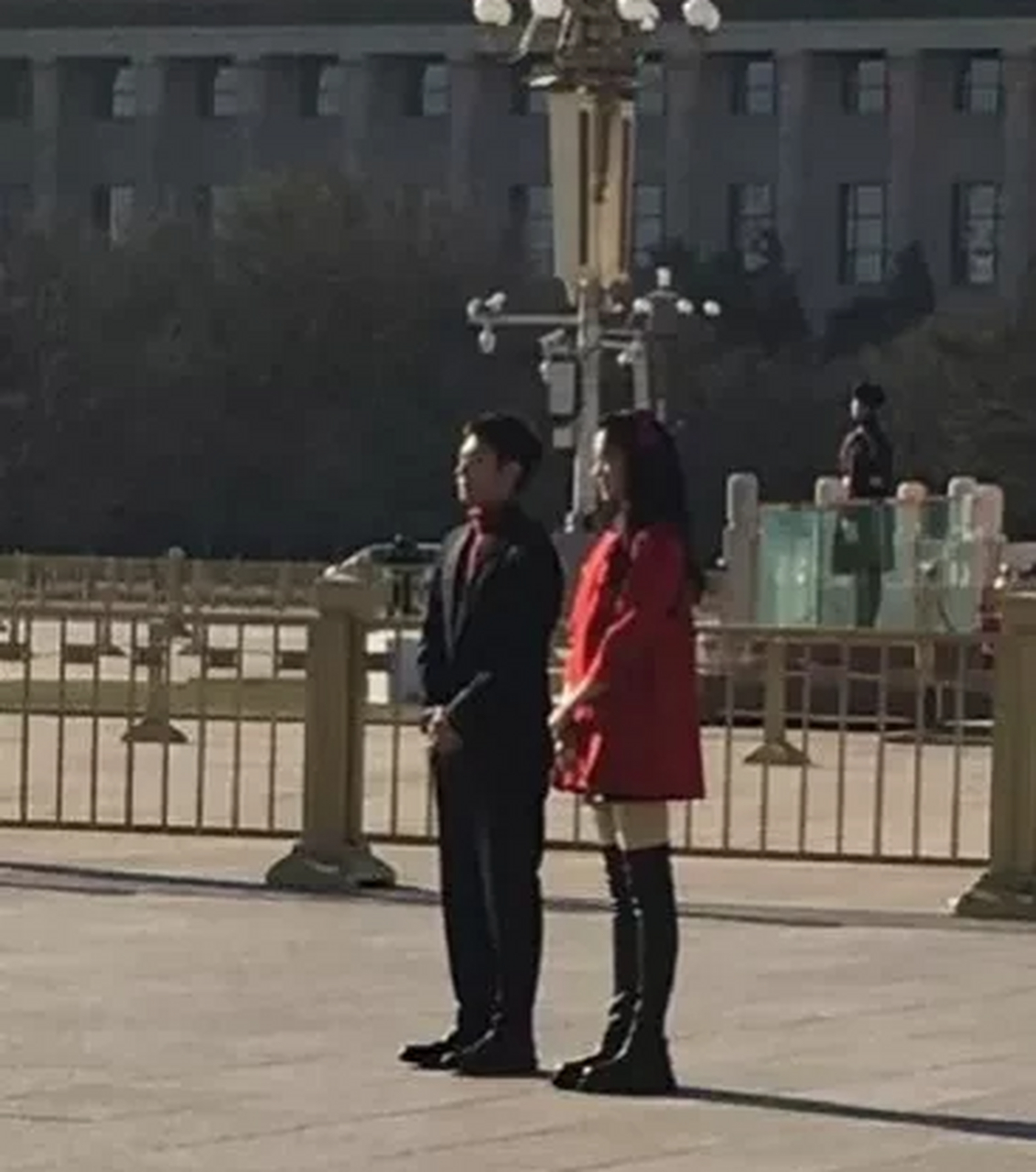 身高1米76的张一山和1米72的关晓彤组cp拍新年特辑,站一起最萌"身高差