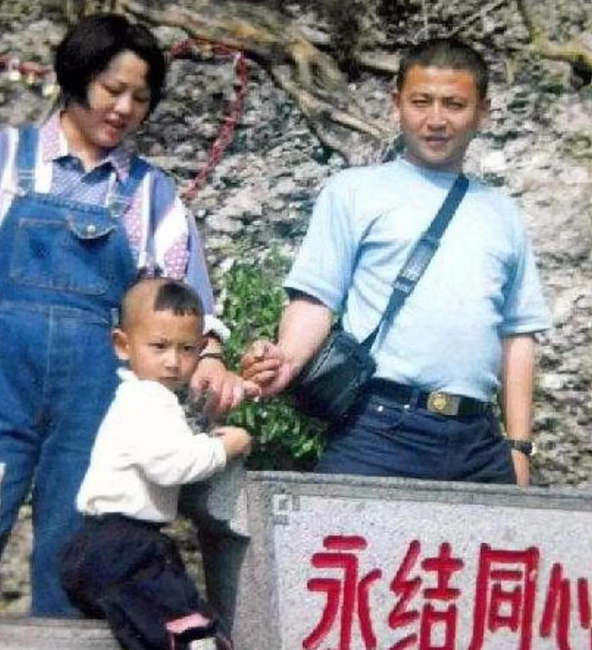 王伟烈士牺牲已逾20年,但他一家三口的幸福照片依然让人感动.