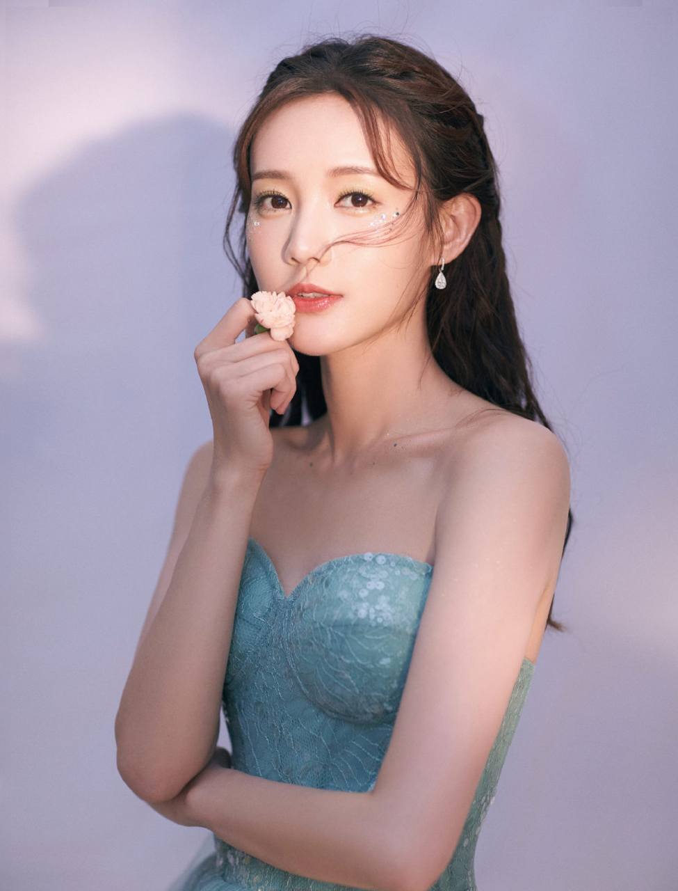 李一桐是一位充满魅力的女星,她的美丽令人叹为观止.