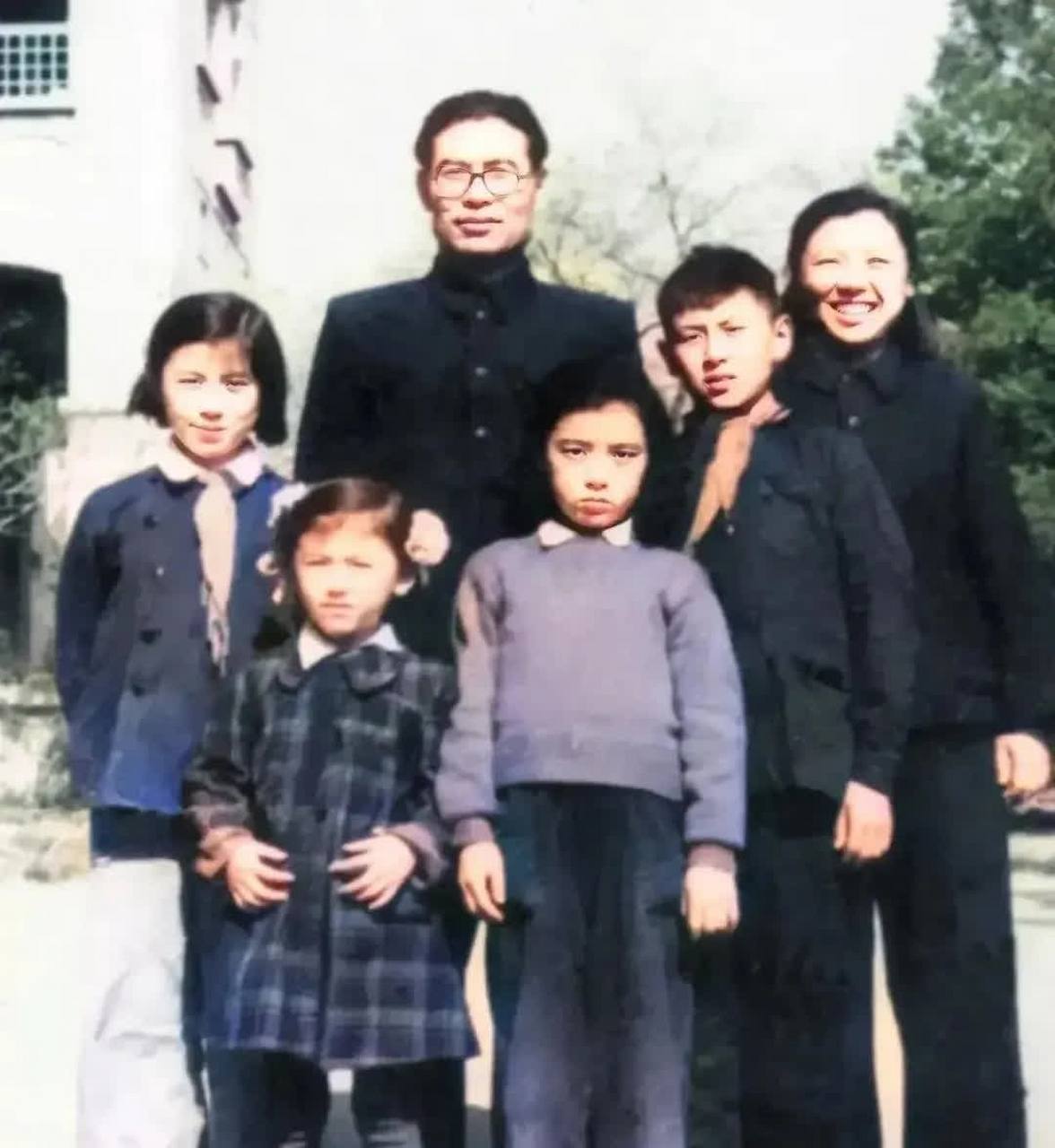 这是1952年高岗和妻子李立群的一张罕见的照片.